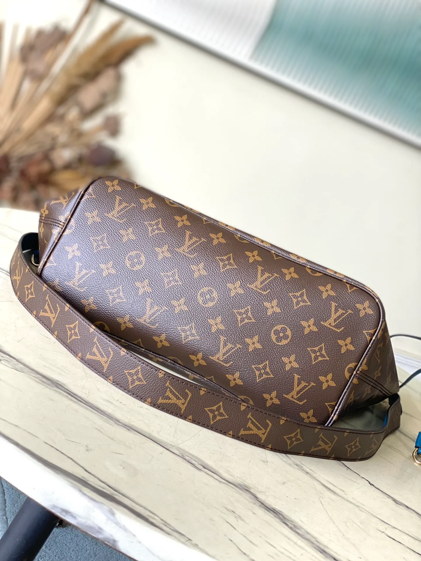 💰1000 Top Original Order M13753 As one of Louis Vuitton's classic designs, the Neverfull Bandouliere Inside Out medium handbag is made of Monogram canvas and striped fabric, with a double-sided design to highlight the new trend. The detachable shoulder strap makes it easy to carry across the body, and can also be transformed into a Hobo handbag through the side hook. Dimensions: 31 × 28 × 14 cm