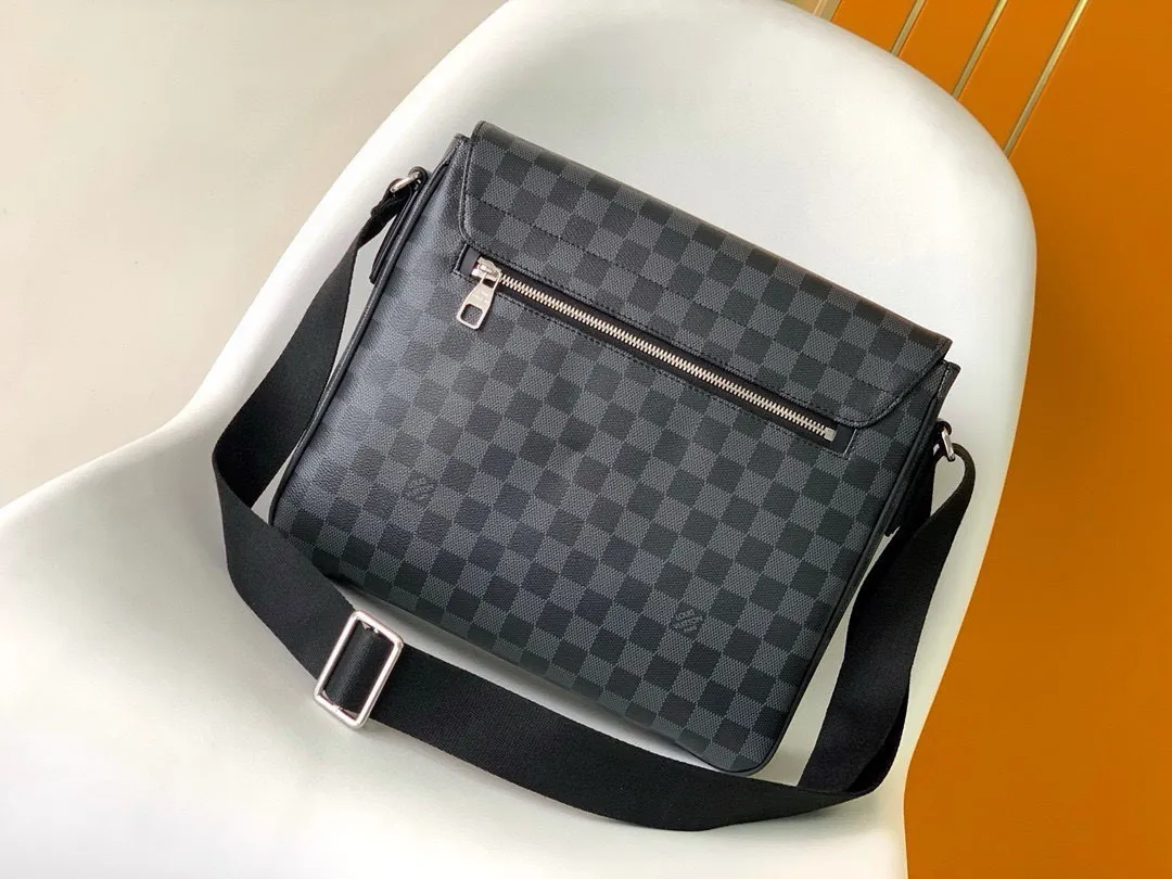 💰800 Top Original District Medium Handbag's large capacity N41212 brown grid and black grid multi-pocket design allows it to hold A4 size documents, iPads and other items, making it an ideal choice for urban men. The gorgeous Damier Ebène canvas is the icing on the cake💠Size 33*27*9cm600 (length, width and height)