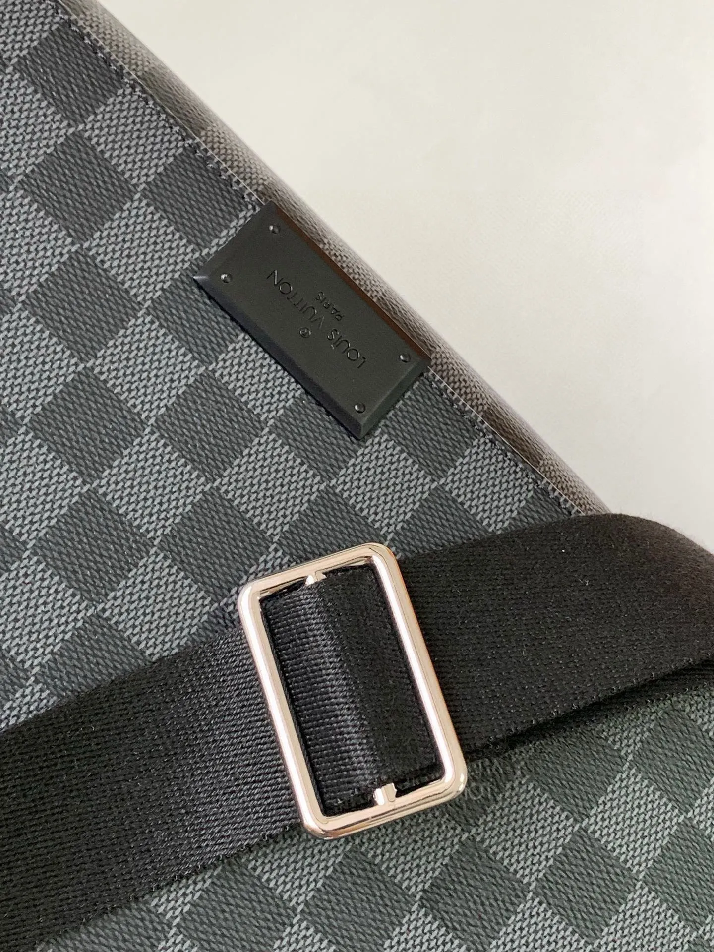 💰800 Top Original District Medium Handbag's large capacity N41212 brown grid and black grid multi-pocket design allows it to hold A4 size documents, iPads and other items, making it an ideal choice for urban men. The gorgeous Damier Ebène canvas is the icing on the cake💠Size 33*27*9cm600 (length, width and height)