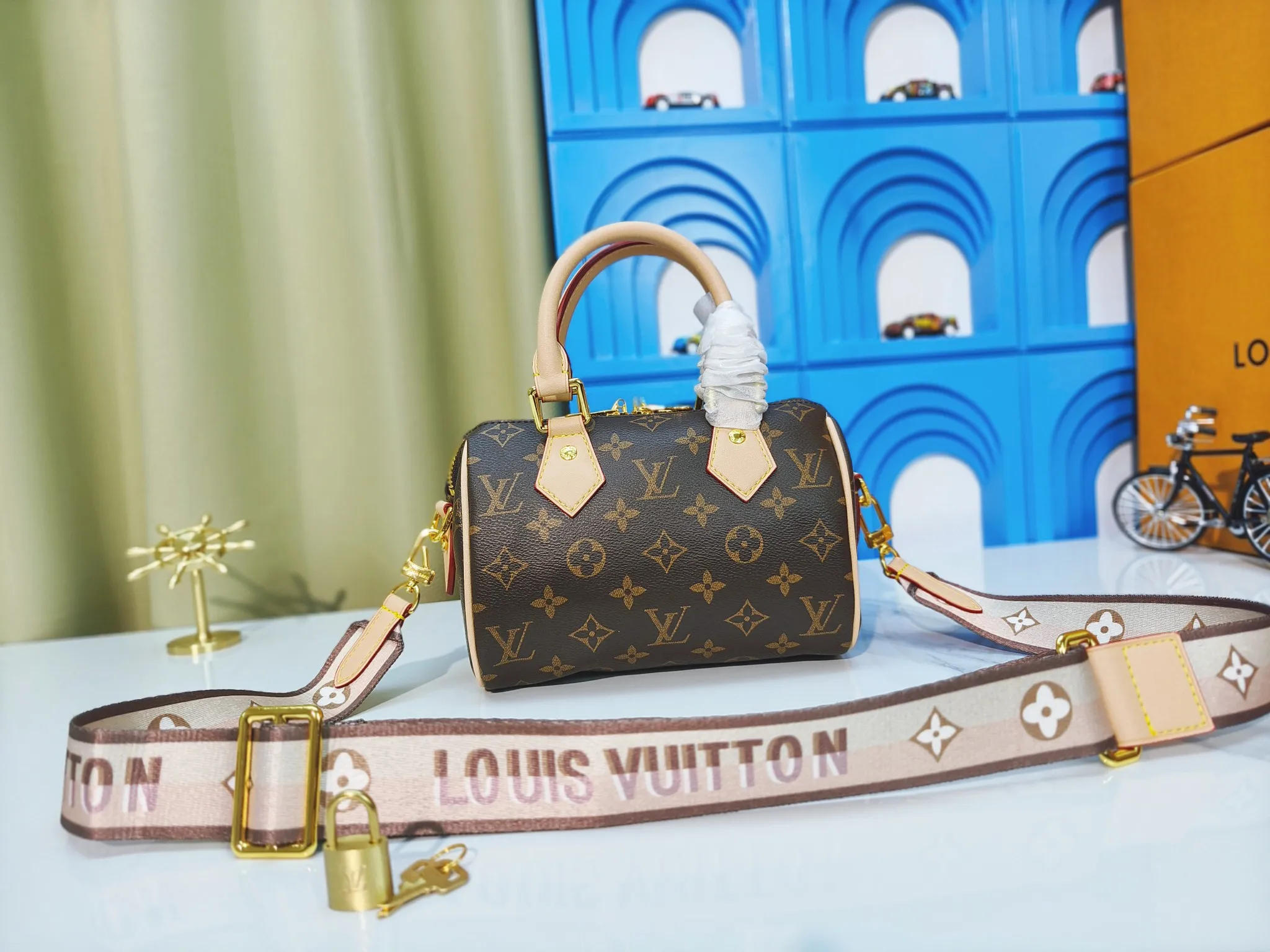 P220💰 M46222.M46234.M45957.M45948Presbyopia This Speedy Bandoulière 20 handbag is made of Monogram canvas, cow leather trim and fabric lining. It continues the classic design of Louis Vuitton Speedy travel bag in a compact size. It is equipped with rolled leather handles and a detachable and adjustable fabric shoulder strap embellished with brand logo texture. Detailed features 20.5 x 13.5 x 12 cm (length x height x width)