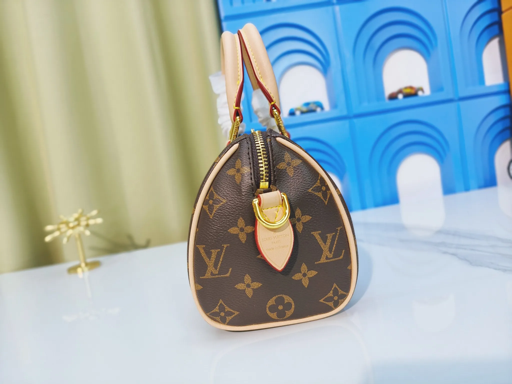 P220💰 M46222.M46234.M45957.M45948Presbyopia This Speedy Bandoulière 20 handbag is made of Monogram canvas, cow leather trim and fabric lining. It continues the classic design of Louis Vuitton Speedy travel bag in a compact size. It is equipped with rolled leather handles and a detachable and adjustable fabric shoulder strap embellished with brand logo texture. Detailed features 20.5 x 13.5 x 12 cm (length x height x width)