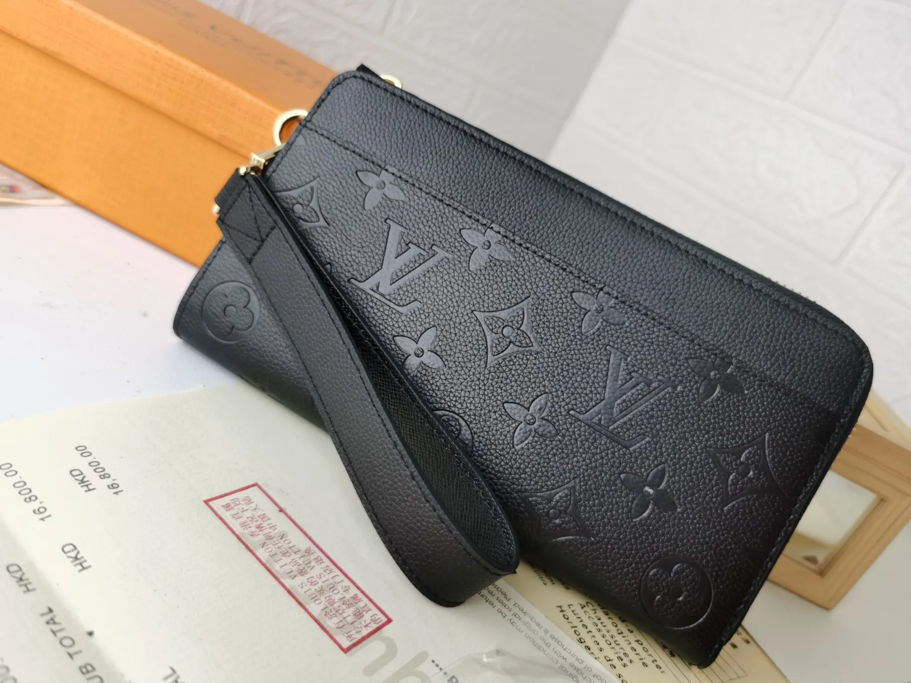 P160💰Top original version💎【Real shot with home background】Zippy Dragonne zipper wallet M69037# Pays tribute to Louis Vuitton's tradition of traveling and making suitcases. The wallet is decorated with travel-style patches and the Louis Vuitton logo. With its compact interior and simple design, this wallet is ideal for everyday use. 19.0x11.0x3.5cm