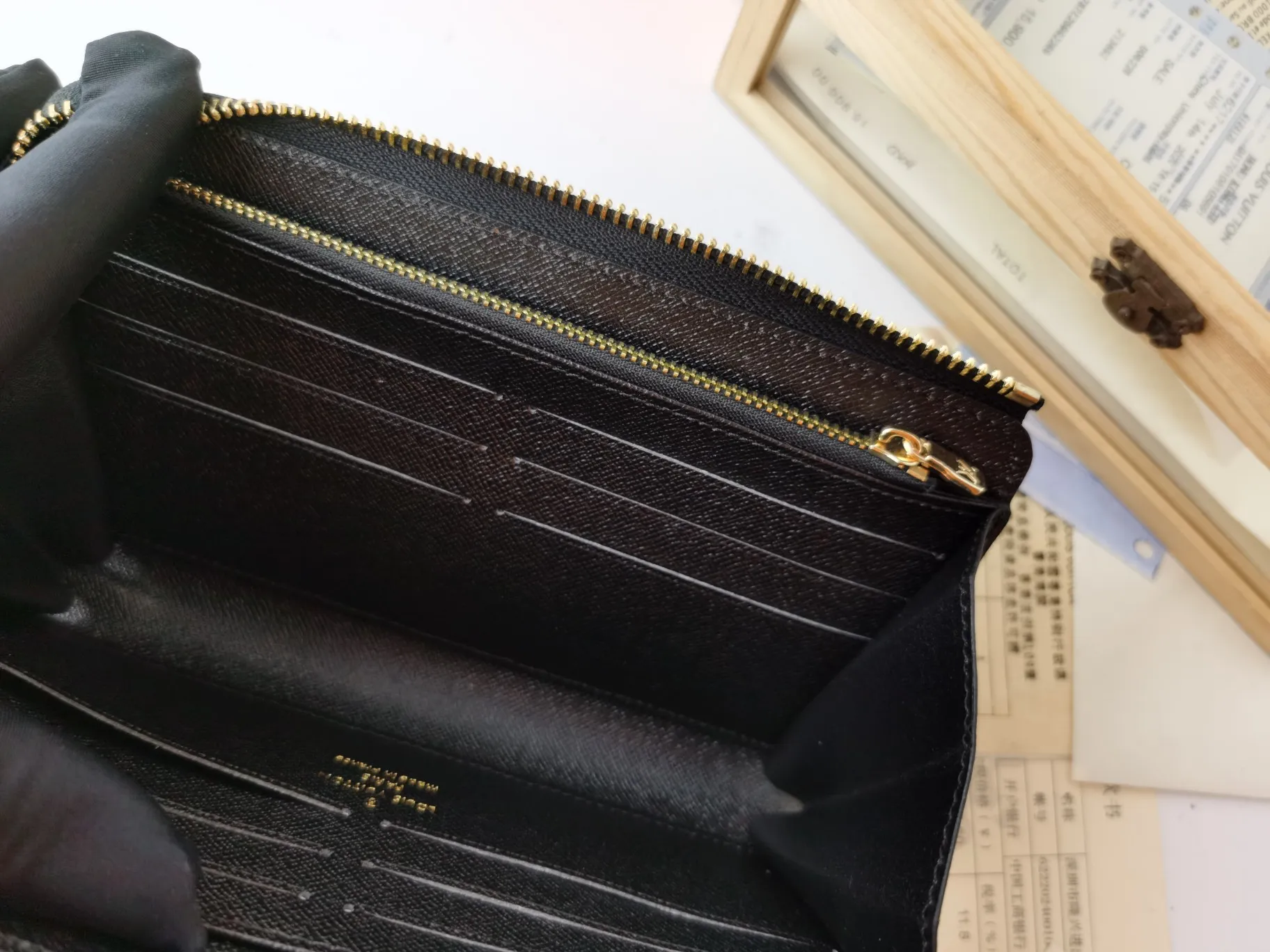 P160💰Top original version💎【Real shot with home background】Zippy Dragonne zipper wallet M69037# Pays tribute to Louis Vuitton's tradition of traveling and making suitcases. The wallet is decorated with travel-style patches and the Louis Vuitton logo. With its compact interior and simple design, this wallet is ideal for everyday use. 19.0x11.0x3.5cm