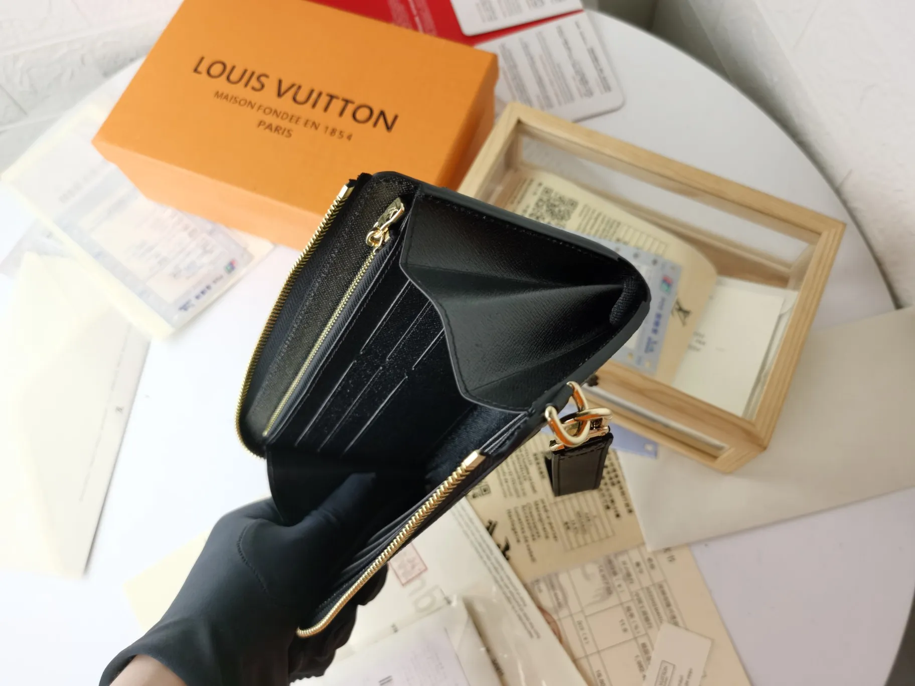 P160💰Top original version💎【Real shot with home background】Zippy Dragonne zipper wallet M69037# Pays tribute to Louis Vuitton's tradition of traveling and making suitcases. The wallet is decorated with travel-style patches and the Louis Vuitton logo. With its compact interior and simple design, this wallet is ideal for everyday use. 19.0x11.0x3.5cm