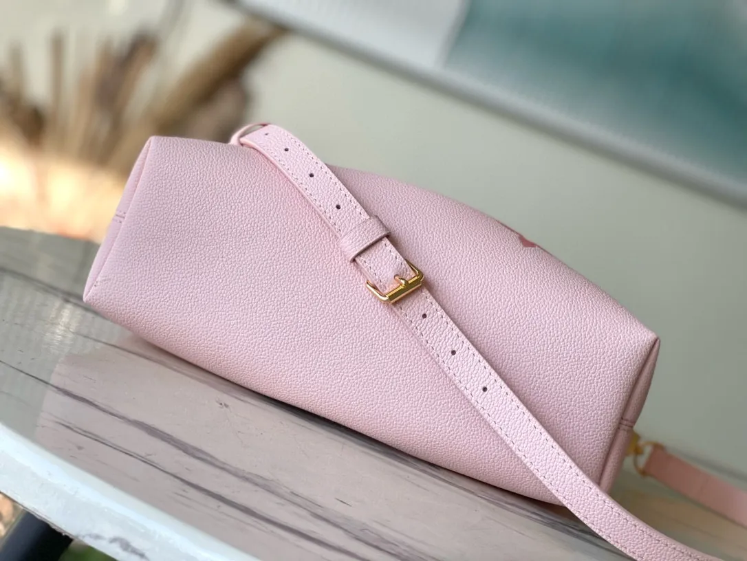 💰1260 (top layer leather) top original order M46492 pink silk screen full leather chain bag bucket bag series This Summer Bundle handbag is from the Dégradé series. The new drawstring design adds a summer atmosphere. The Monogram Empreinte embossed leather bag features a gradient tone to brighten any seasonal look. The double handles and detachable cross-body strap provide a variety of stylish carrying options, making it a great companion for travel day and night. Size: 28*20*11.5cm