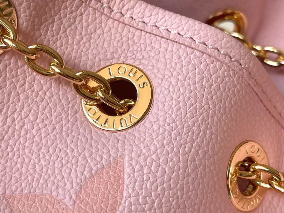 💰1260 (top layer leather) top original order M46492 pink silk screen full leather chain bag bucket bag series This Summer Bundle handbag is from the Dégradé series. The new drawstring design adds a summer atmosphere. The Monogram Empreinte embossed leather bag features a gradient tone to brighten any seasonal look. The double handles and detachable cross-body strap provide a variety of stylish carrying options, making it a great companion for travel day and night. Size: 28*20*11.5cm