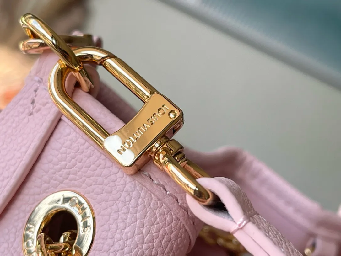 💰1260 (top layer leather) top original order M46492 pink silk screen full leather chain bag bucket bag series This Summer Bundle handbag is from the Dégradé series. The new drawstring design adds a summer atmosphere. The Monogram Empreinte embossed leather bag features a gradient tone to brighten any seasonal look. The double handles and detachable cross-body strap provide a variety of stylish carrying options, making it a great companion for travel day and night. Size: 28*20*11.5cm