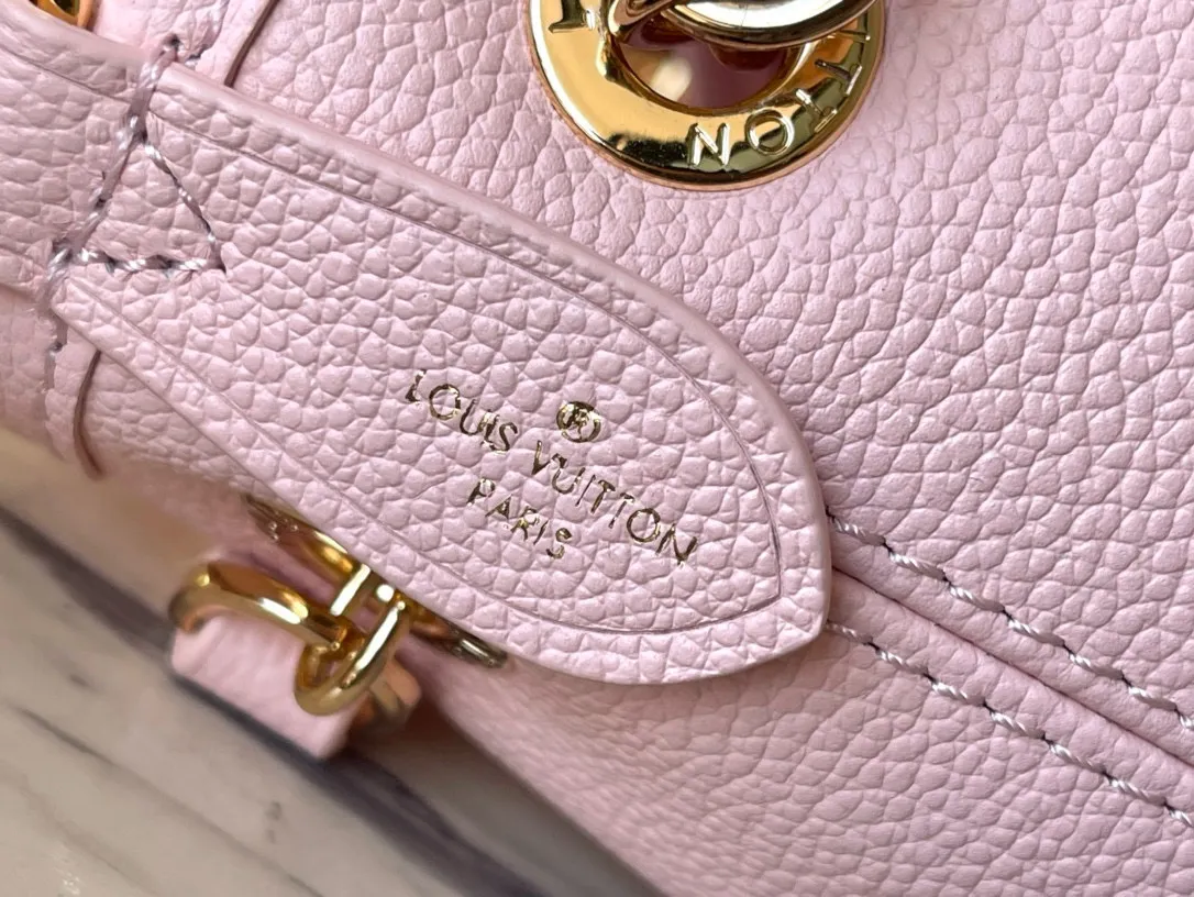💰1260 (top layer leather) top original order M46492 pink silk screen full leather chain bag bucket bag series This Summer Bundle handbag is from the Dégradé series. The new drawstring design adds a summer atmosphere. The Monogram Empreinte embossed leather bag features a gradient tone to brighten any seasonal look. The double handles and detachable cross-body strap provide a variety of stylish carrying options, making it a great companion for travel day and night. Size: 28*20*11.5cm