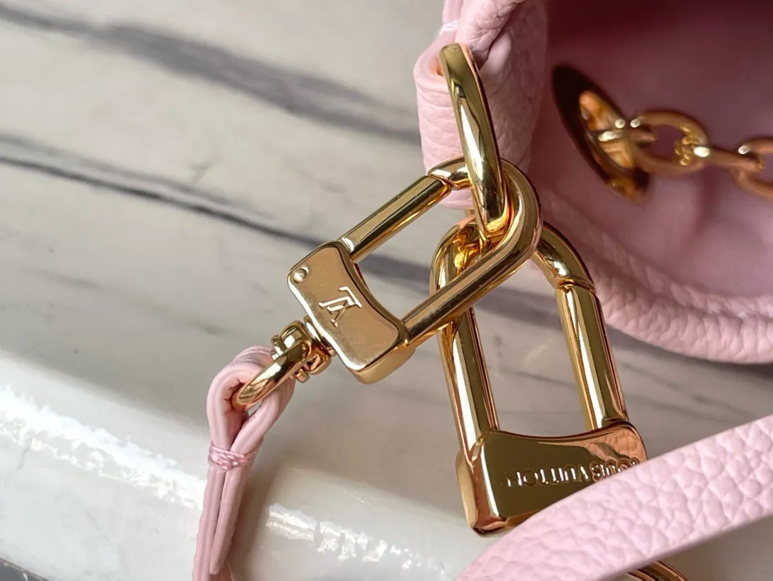 💰1260 (top layer leather) top original order M46492 pink silk screen full leather chain bag bucket bag series This Summer Bundle handbag is from the Dégradé series. The new drawstring design adds a summer atmosphere. The Monogram Empreinte embossed leather bag features a gradient tone to brighten any seasonal look. The double handles and detachable cross-body strap provide a variety of stylish carrying options, making it a great companion for travel day and night. Size: 28*20*11.5cm