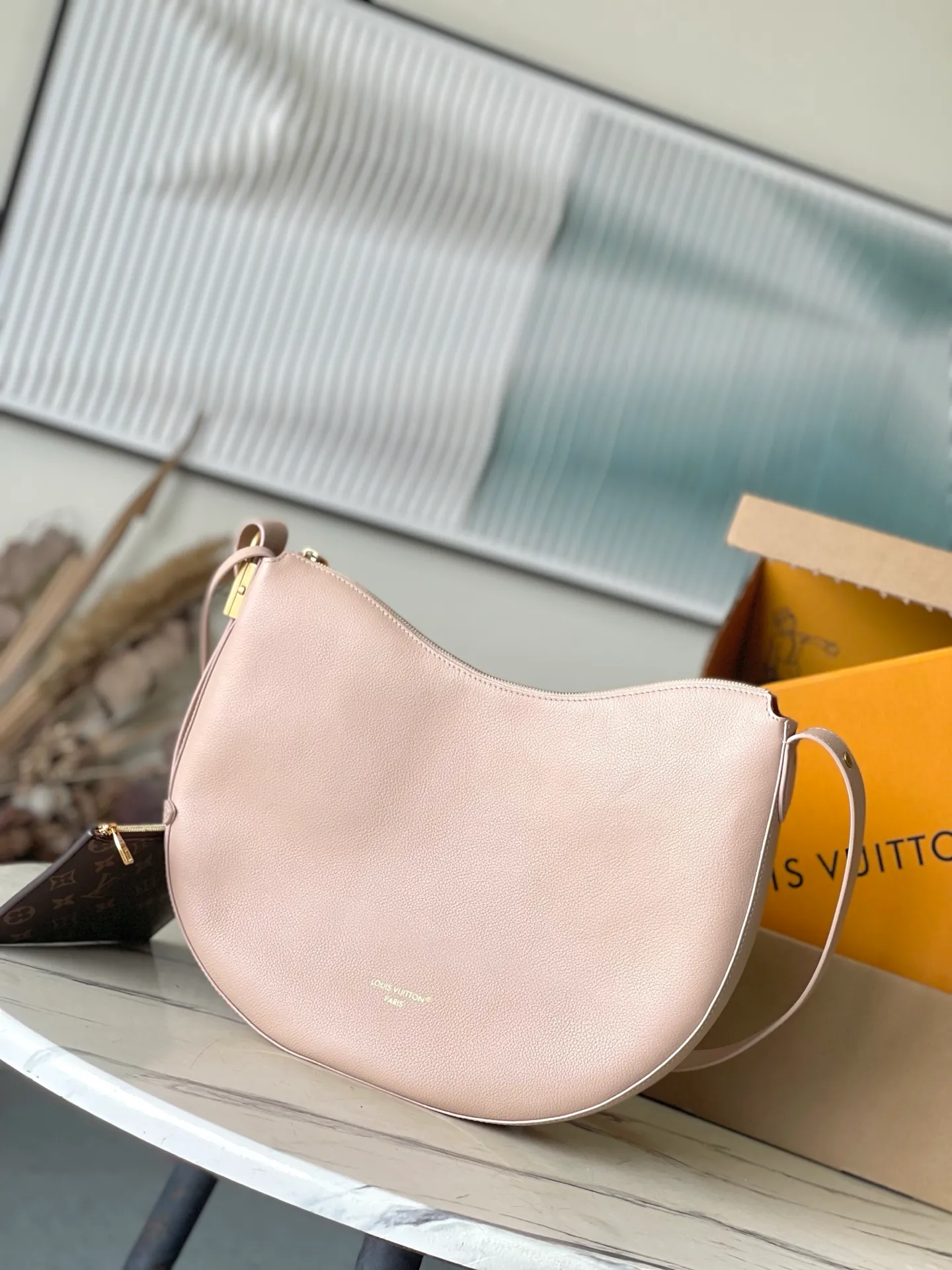 💰1180 (top layer leather) top original order M14635 launches the LowKey Cookie medium handbag, highlighting the brand heritage and exquisite craftsmanship with its elegant design. The soft cow leather will show its unique color over time, and the aged metal padlock and detachable Monogram storage bag are rich details, allowing you to switch to multiple carrying methods at will. Dimensions: 32 × 26 × 5 cm