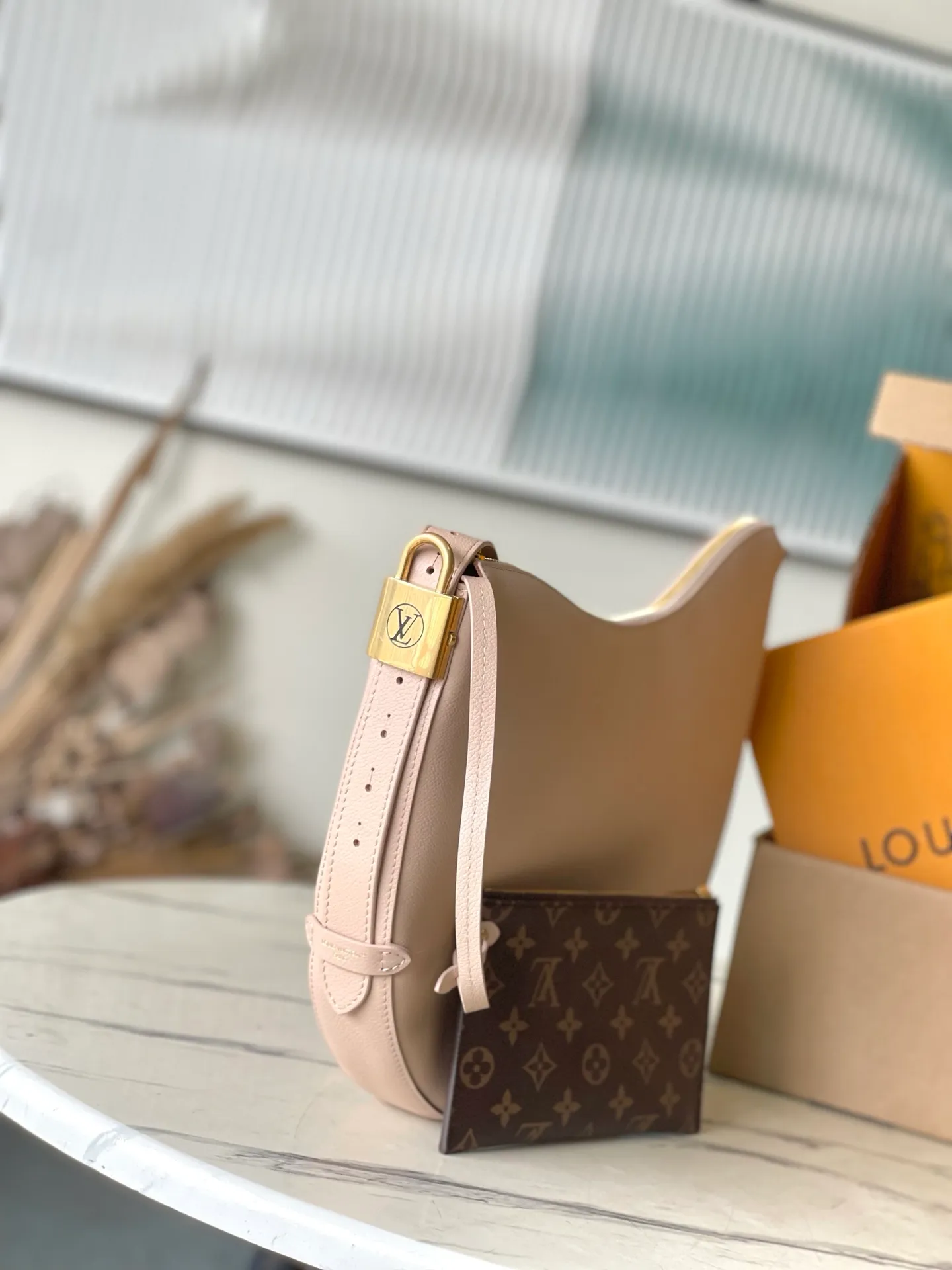 💰1180 (top layer leather) top original order M14635 launches the LowKey Cookie medium handbag, highlighting the brand heritage and exquisite craftsmanship with its elegant design. The soft cow leather will show its unique color over time, and the aged metal padlock and detachable Monogram storage bag are rich details, allowing you to switch to multiple carrying methods at will. Dimensions: 32 × 26 × 5 cm