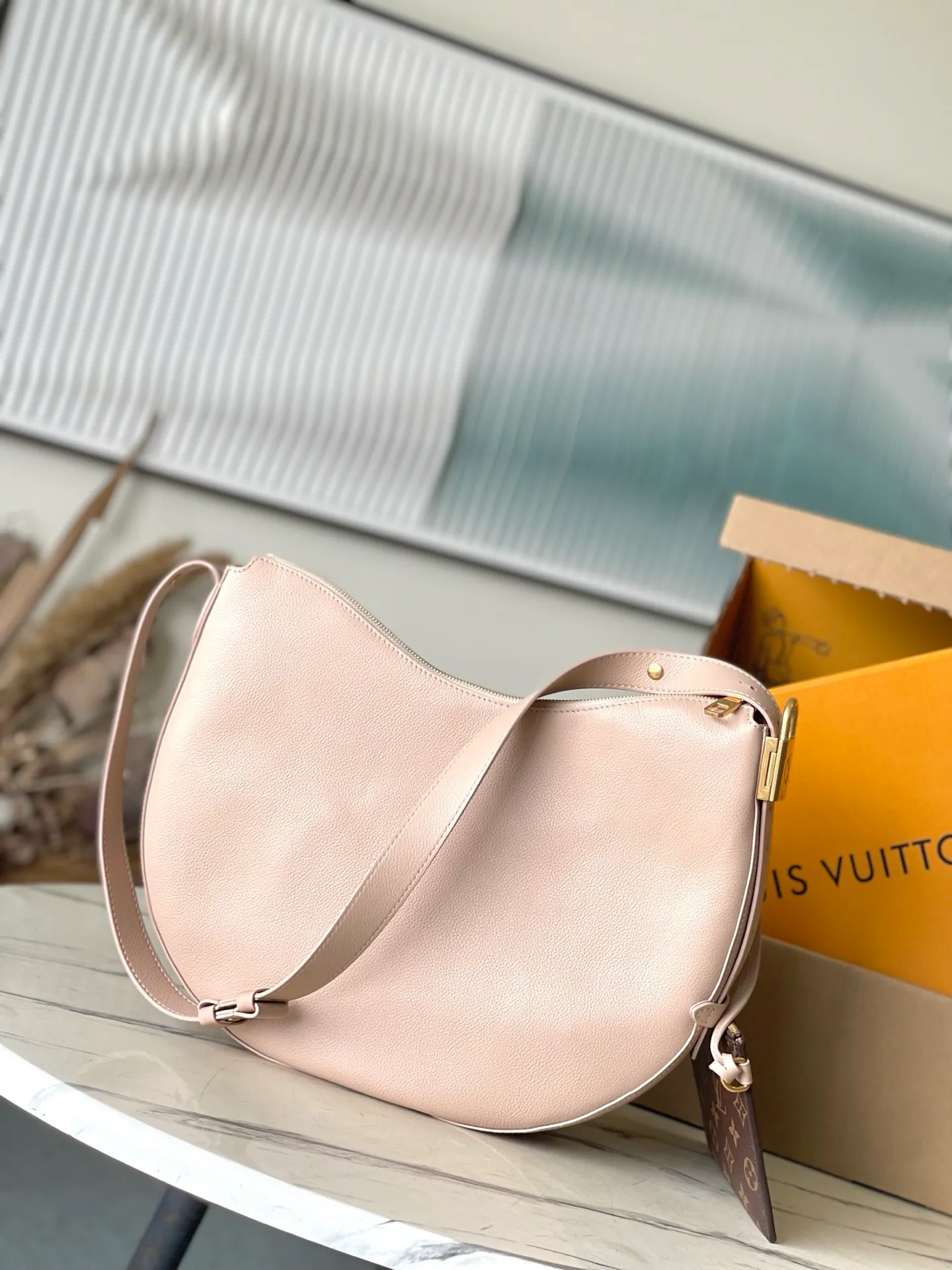 💰1180 (top layer leather) top original order M14635 launches the LowKey Cookie medium handbag, highlighting the brand heritage and exquisite craftsmanship with its elegant design. The soft cow leather will show its unique color over time, and the aged metal padlock and detachable Monogram storage bag are rich details, allowing you to switch to multiple carrying methods at will. Dimensions: 32 × 26 × 5 cm