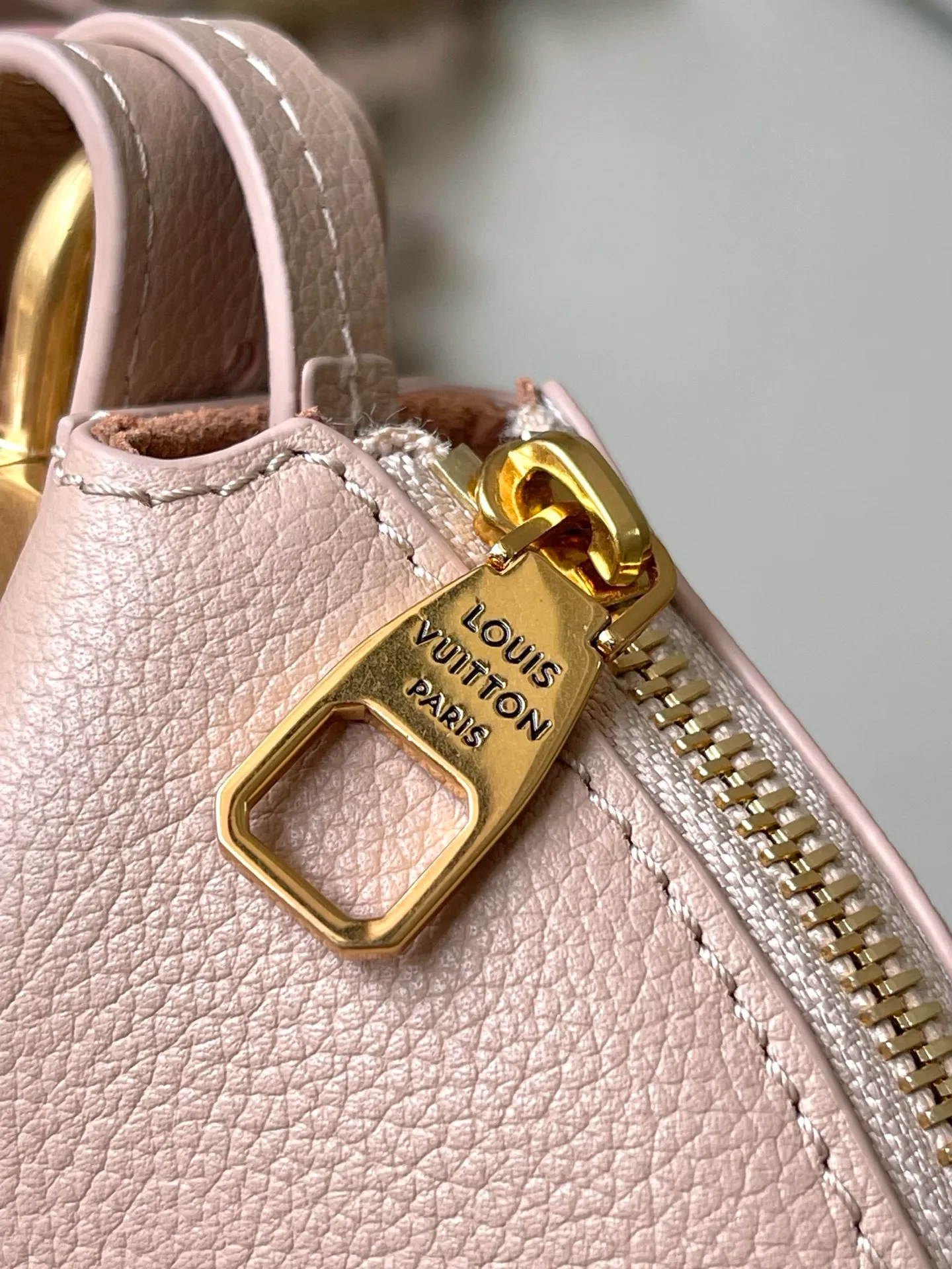 💰1180 (top layer leather) top original order M14635 launches the LowKey Cookie medium handbag, highlighting the brand heritage and exquisite craftsmanship with its elegant design. The soft cow leather will show its unique color over time, and the aged metal padlock and detachable Monogram storage bag are rich details, allowing you to switch to multiple carrying methods at will. Dimensions: 32 × 26 × 5 cm