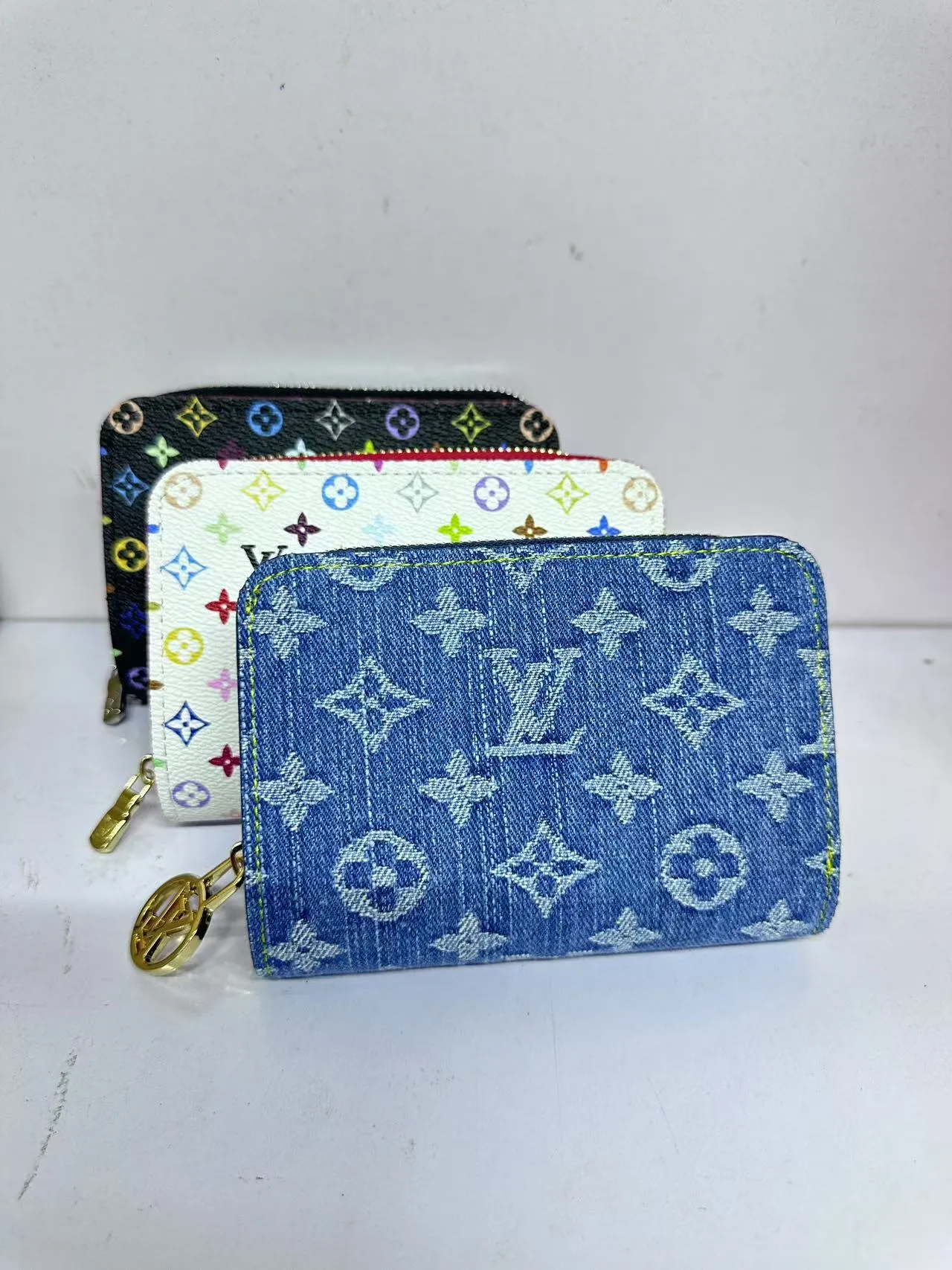 P150 M83689 This Cléa wallet is made of Monogram Empreinte soft grained cowhide, embellished with Louis Vuitton's iconic Monogram embossed pattern. It has a stylish design, is compact yet spacious, and is equipped with an external patch pocket, zipper coin pocket, banknote compartment and six credit card slots.