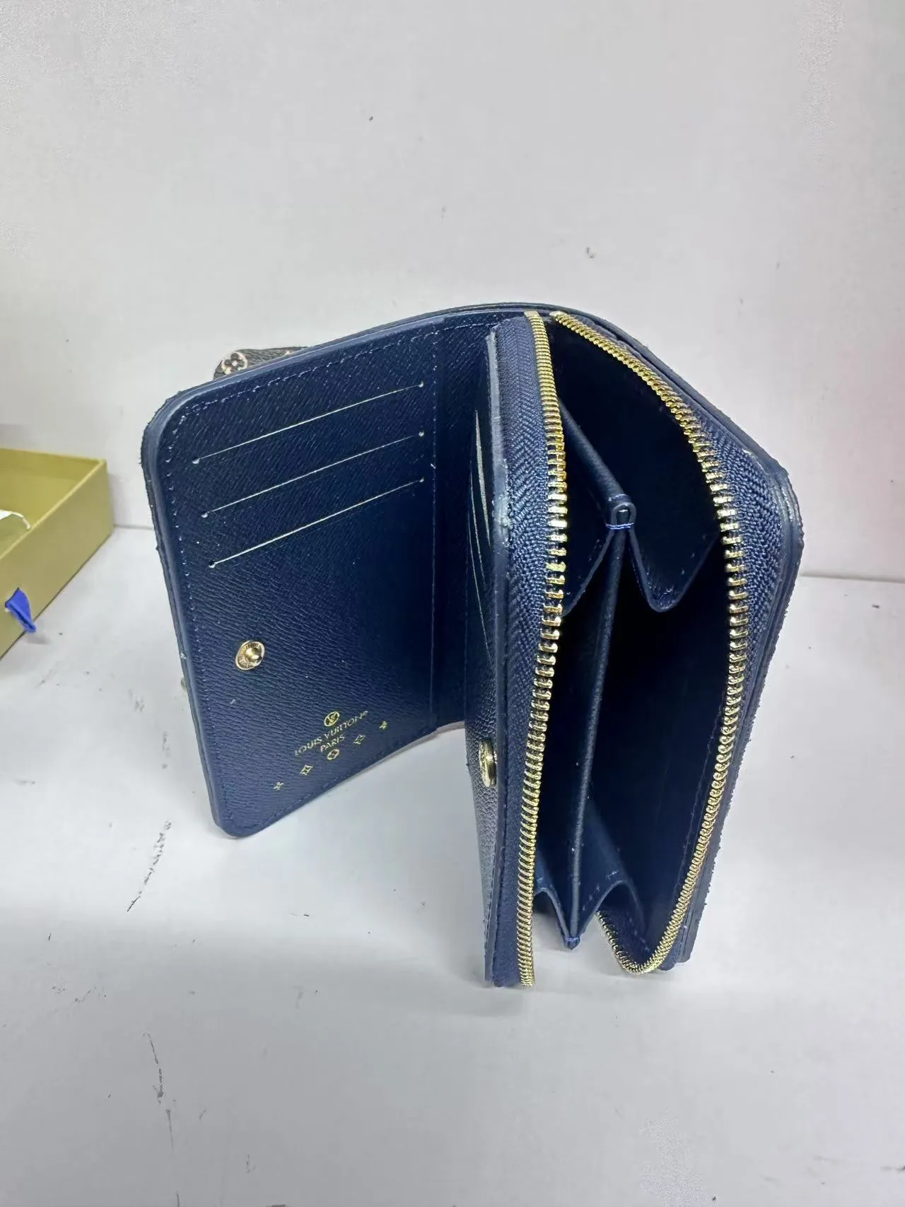 P150 M83689 This Cléa wallet is made of Monogram Empreinte soft grained cowhide, embellished with Louis Vuitton's iconic Monogram embossed pattern. It has a stylish design, is compact yet spacious, and is equipped with an external patch pocket, zipper coin pocket, banknote compartment and six credit card slots.
