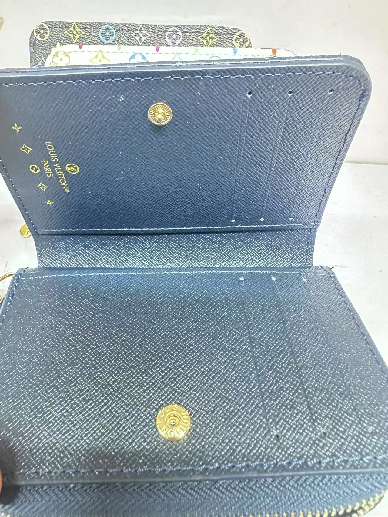 P150 M83689 This Cléa wallet is made of Monogram Empreinte soft grained cowhide, embellished with Louis Vuitton's iconic Monogram embossed pattern. It has a stylish design, is compact yet spacious, and is equipped with an external patch pocket, zipper coin pocket, banknote compartment and six credit card slots.