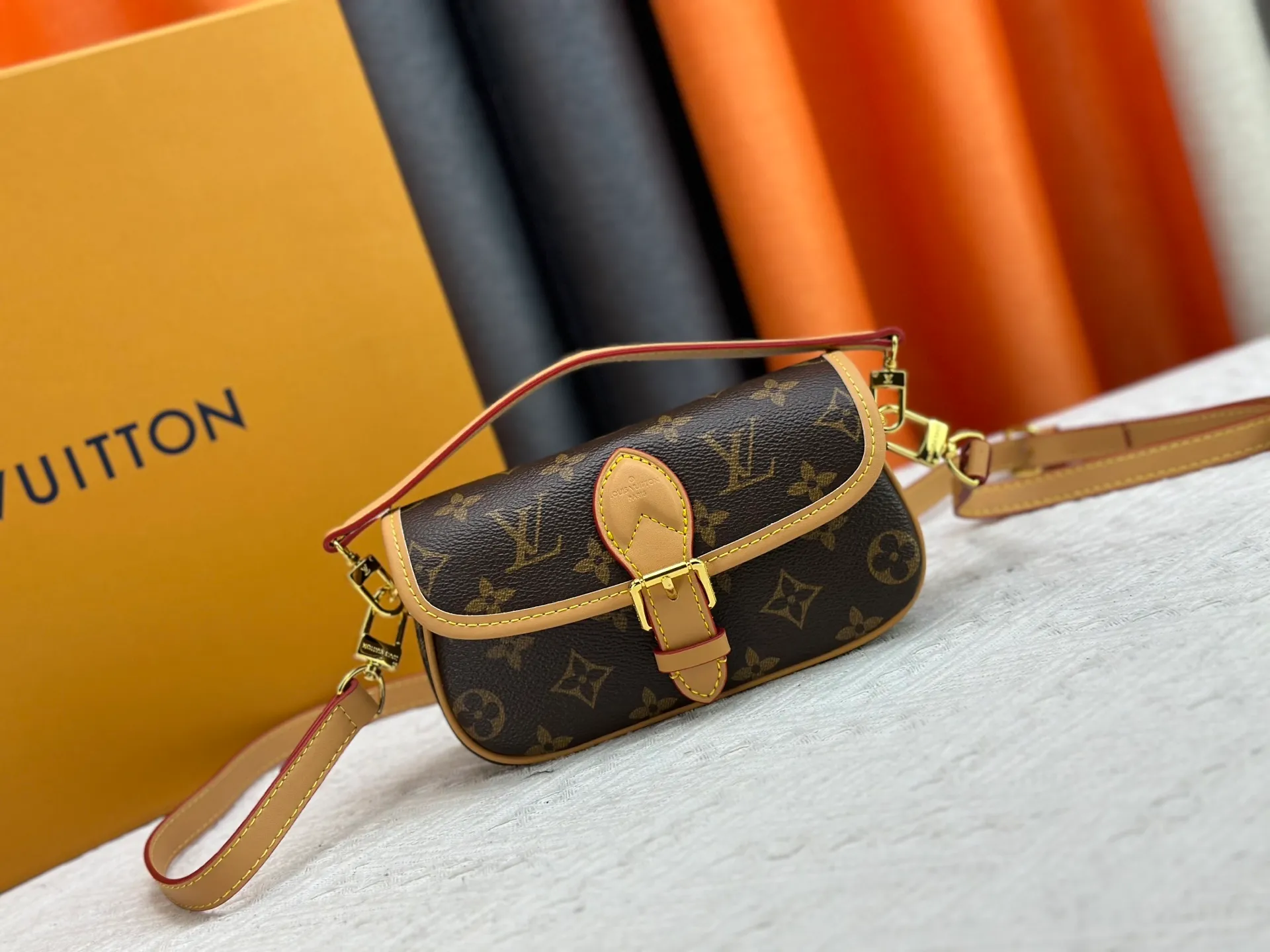 P200 Upgraded original M83566 M83300 M45985 Baguette bag series New Diane handbag The Diane satchel is made of Monogram Empreinte, made of the brand's iconic embossed leather. This versatile bag comes with a removable leather shoulder strap that can be worn over the shoulder or by hand, as well as a roomy removable jacquard crossbody bag with 'Louis Vuitton' printed strap. This versatile bag can be styled chic or sporty to match the overall style or mood. Dimensions: 19×10.5×6cm.
