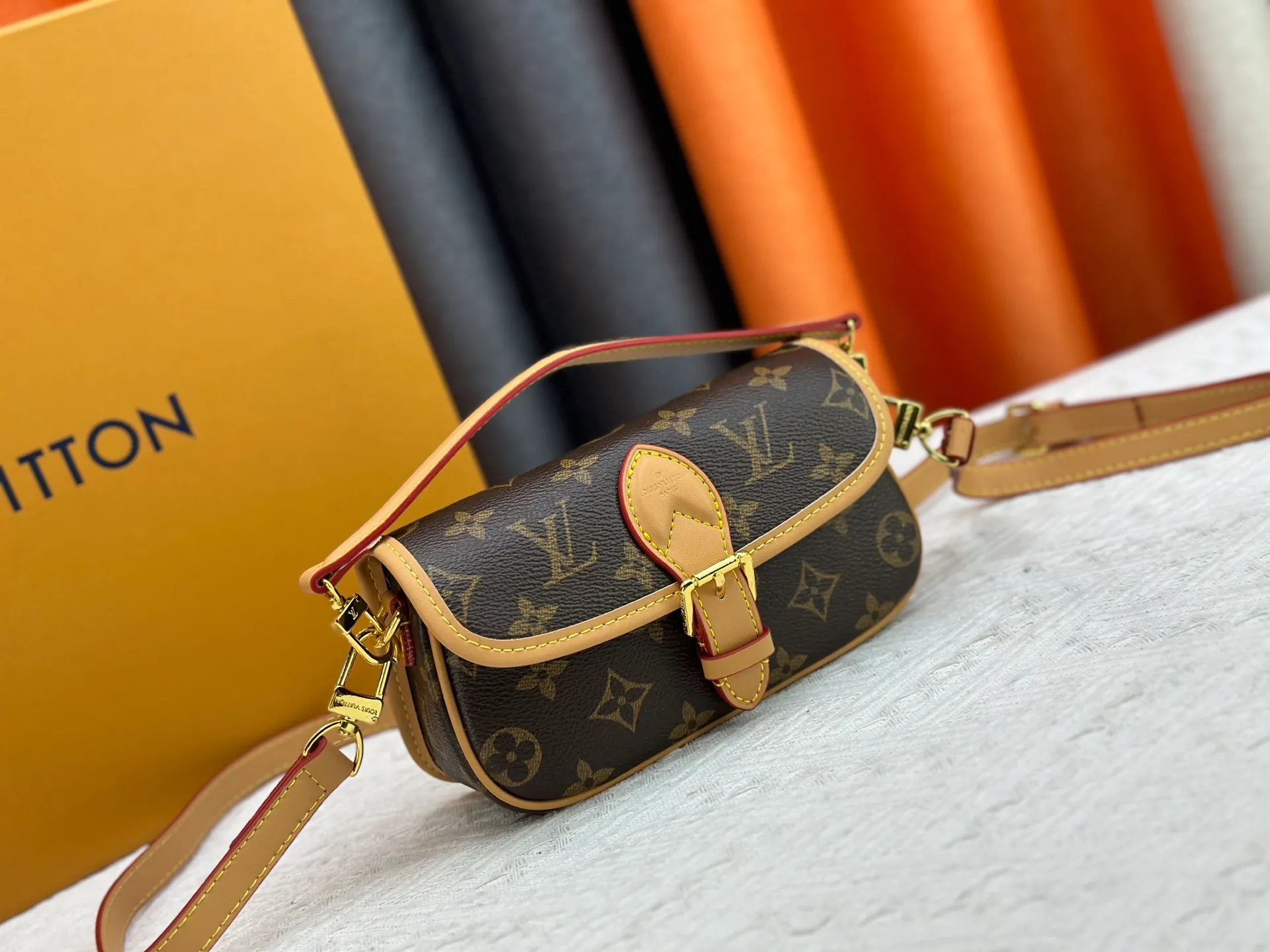P200 Upgraded original M83566 M83300 M45985 Baguette bag series New Diane handbag The Diane satchel is made of Monogram Empreinte, made of the brand's iconic embossed leather. This versatile bag comes with a removable leather shoulder strap that can be worn over the shoulder or by hand, as well as a roomy removable jacquard crossbody bag with 'Louis Vuitton' printed strap. This versatile bag can be styled chic or sporty to match the overall style or mood. Dimensions: 19×10.5×6cm.