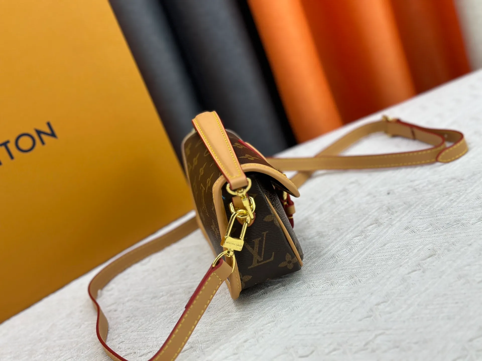 P200 Upgraded original M83566 M83300 M45985 Baguette bag series New Diane handbag The Diane satchel is made of Monogram Empreinte, made of the brand's iconic embossed leather. This versatile bag comes with a removable leather shoulder strap that can be worn over the shoulder or by hand, as well as a roomy removable jacquard crossbody bag with 'Louis Vuitton' printed strap. This versatile bag can be styled chic or sporty to match the overall style or mood. Dimensions: 19×10.5×6cm.