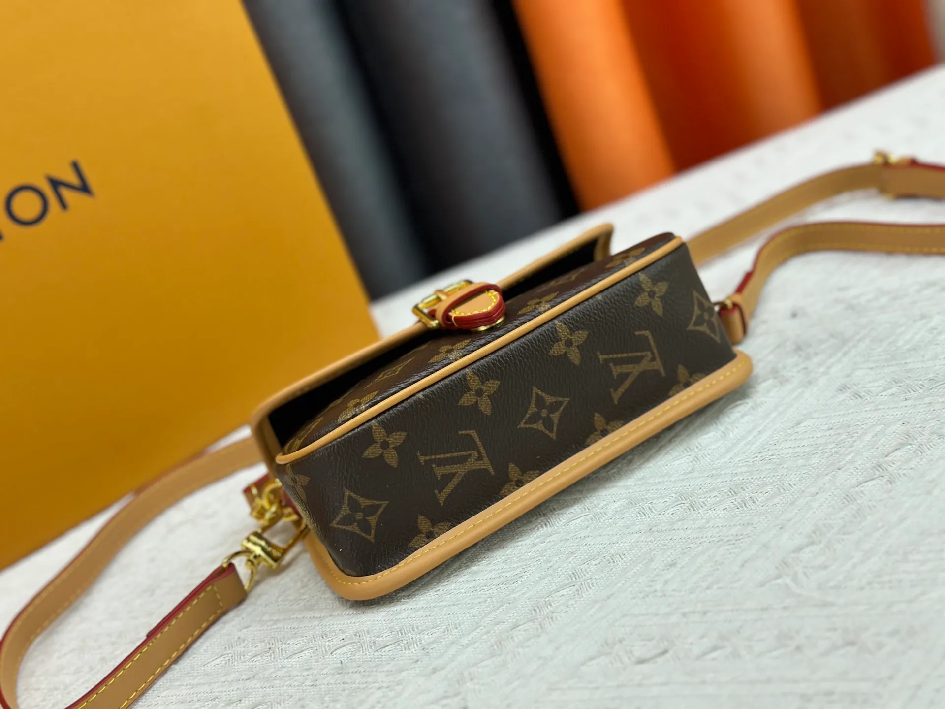 P200 Upgraded original M83566 M83300 M45985 Baguette bag series New Diane handbag The Diane satchel is made of Monogram Empreinte, made of the brand's iconic embossed leather. This versatile bag comes with a removable leather shoulder strap that can be worn over the shoulder or by hand, as well as a roomy removable jacquard crossbody bag with 'Louis Vuitton' printed strap. This versatile bag can be styled chic or sporty to match the overall style or mood. Dimensions: 19×10.5×6cm.