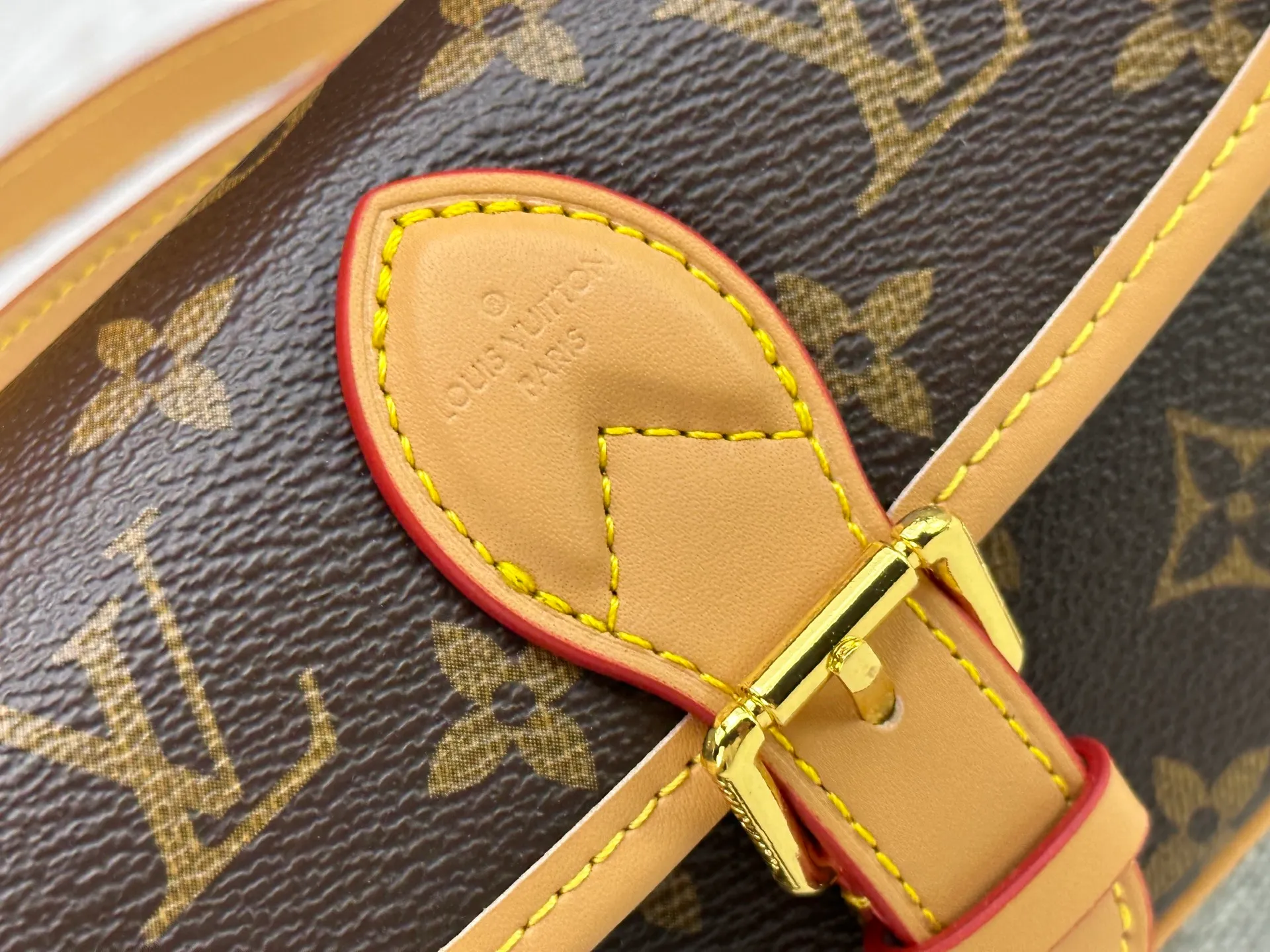 P200 Upgraded original M83566 M83300 M45985 Baguette bag series New Diane handbag The Diane satchel is made of Monogram Empreinte, made of the brand's iconic embossed leather. This versatile bag comes with a removable leather shoulder strap that can be worn over the shoulder or by hand, as well as a roomy removable jacquard crossbody bag with 'Louis Vuitton' printed strap. This versatile bag can be styled chic or sporty to match the overall style or mood. Dimensions: 19×10.5×6cm.