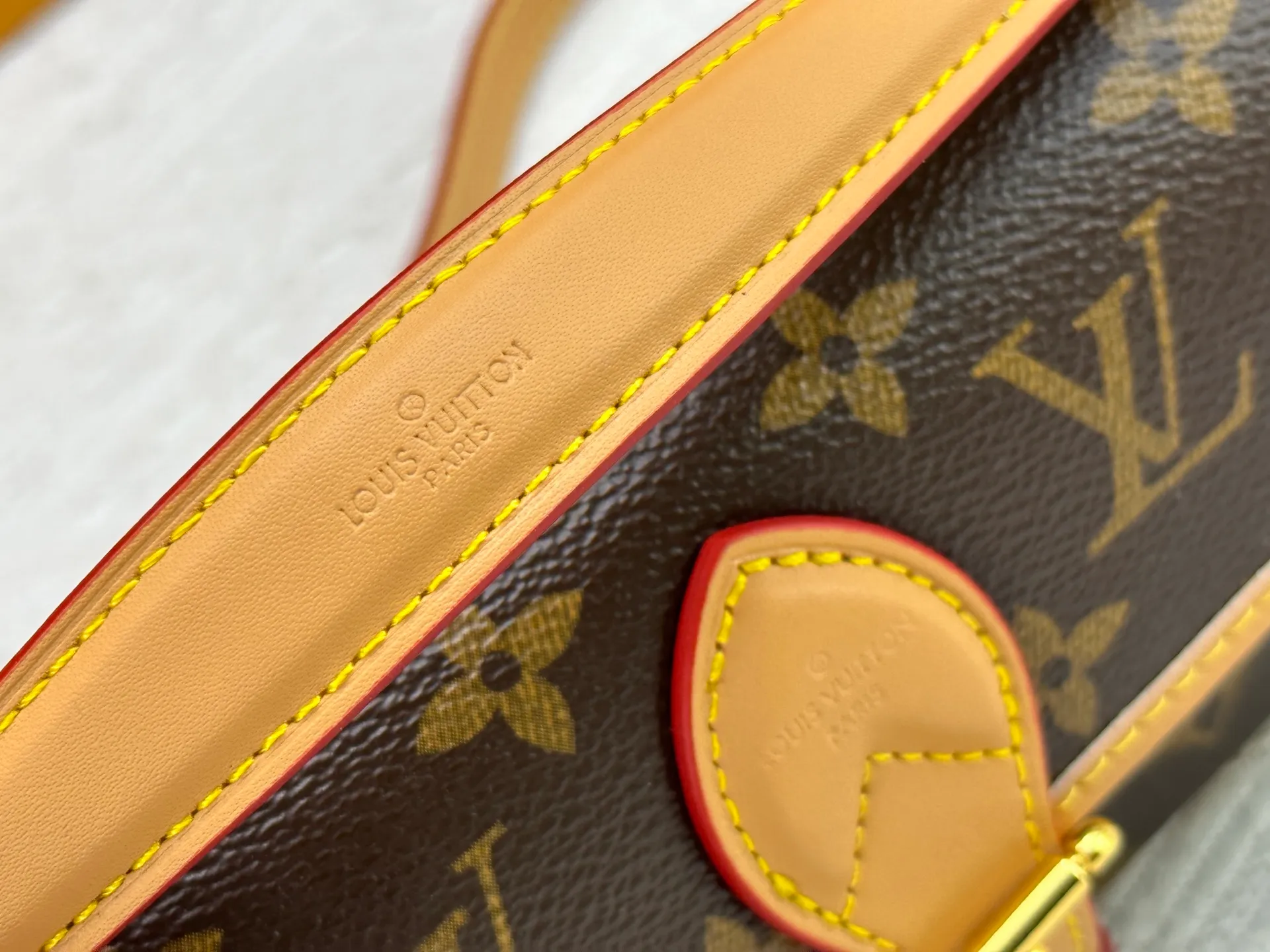 P200 Upgraded original M83566 M83300 M45985 Baguette bag series New Diane handbag The Diane satchel is made of Monogram Empreinte, made of the brand's iconic embossed leather. This versatile bag comes with a removable leather shoulder strap that can be worn over the shoulder or by hand, as well as a roomy removable jacquard crossbody bag with 'Louis Vuitton' printed strap. This versatile bag can be styled chic or sporty to match the overall style or mood. Dimensions: 19×10.5×6cm.