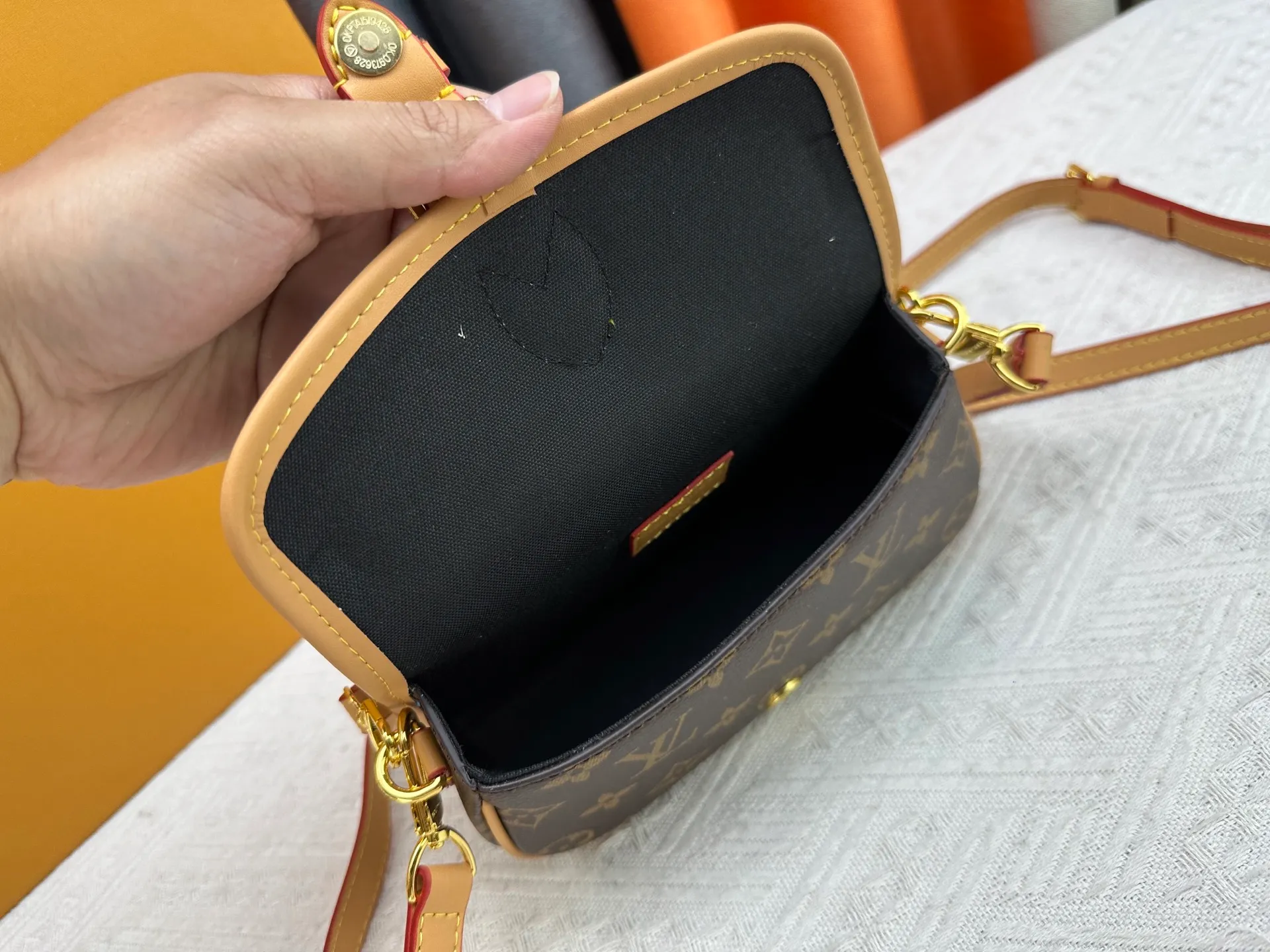 P200 Upgraded original M83566 M83300 M45985 Baguette bag series New Diane handbag The Diane satchel is made of Monogram Empreinte, made of the brand's iconic embossed leather. This versatile bag comes with a removable leather shoulder strap that can be worn over the shoulder or by hand, as well as a roomy removable jacquard crossbody bag with 'Louis Vuitton' printed strap. This versatile bag can be styled chic or sporty to match the overall style or mood. Dimensions: 19×10.5×6cm.