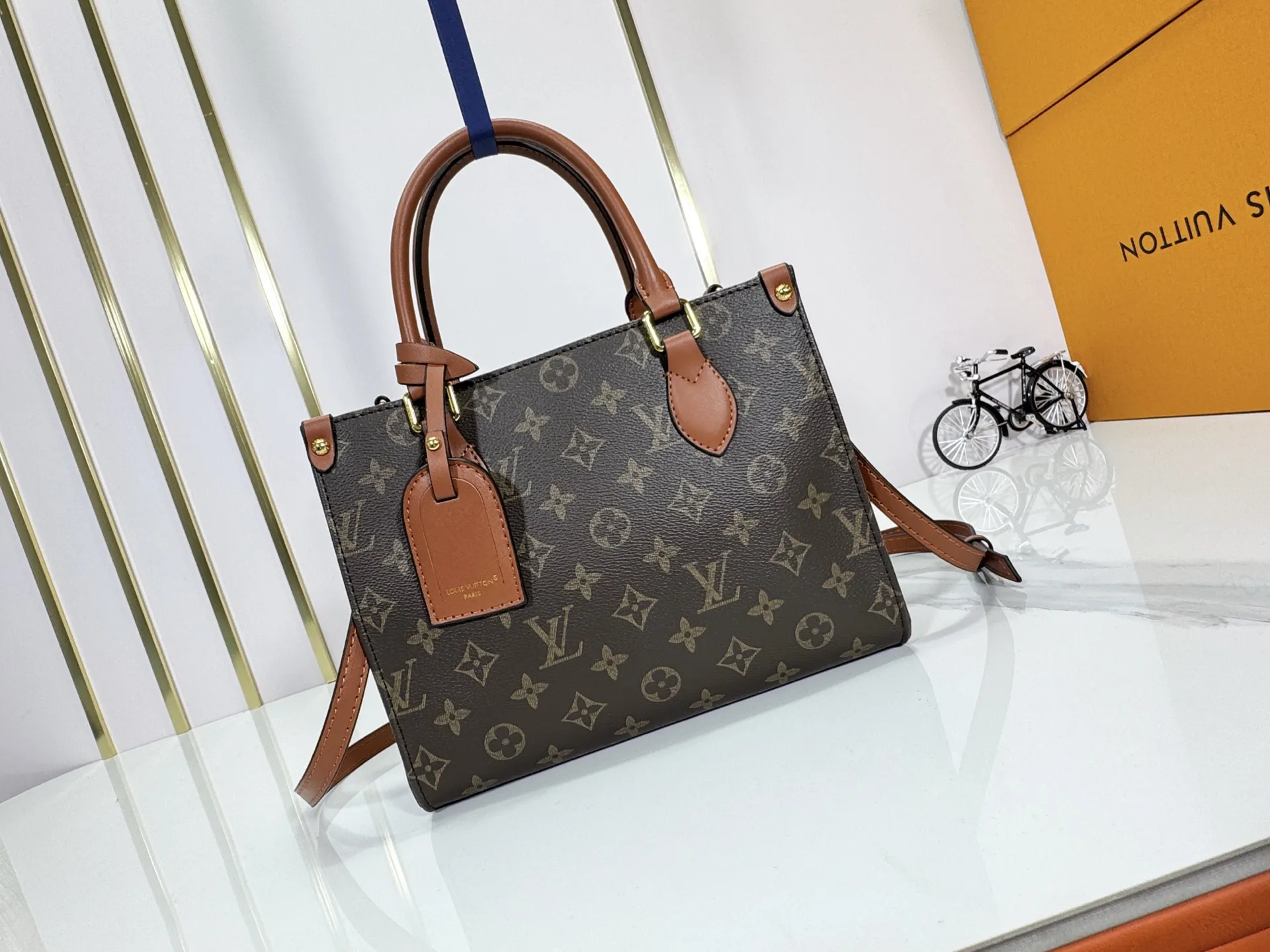 P220 Upgraded original M14235 M45659 M46373 M44571 This Organizer handbag is from the OnTheGo series and is made of Monogram canvas with leather handles and name tags. The spacious interior can accommodate laptops and notepads, and multiple pockets allow for organized storage, making it a great companion for urban life. Dimensions: 25.0 x 19.0 x 11.5 cm (length x height x width)