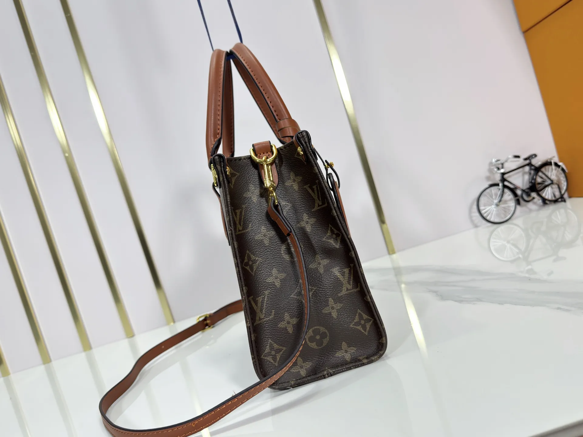 P220 Upgraded original M14235 M45659 M46373 M44571 This Organizer handbag is from the OnTheGo series and is made of Monogram canvas with leather handles and name tags. The spacious interior can accommodate laptops and notepads, and multiple pockets allow for organized storage, making it a great companion for urban life. Dimensions: 25.0 x 19.0 x 11.5 cm (length x height x width)