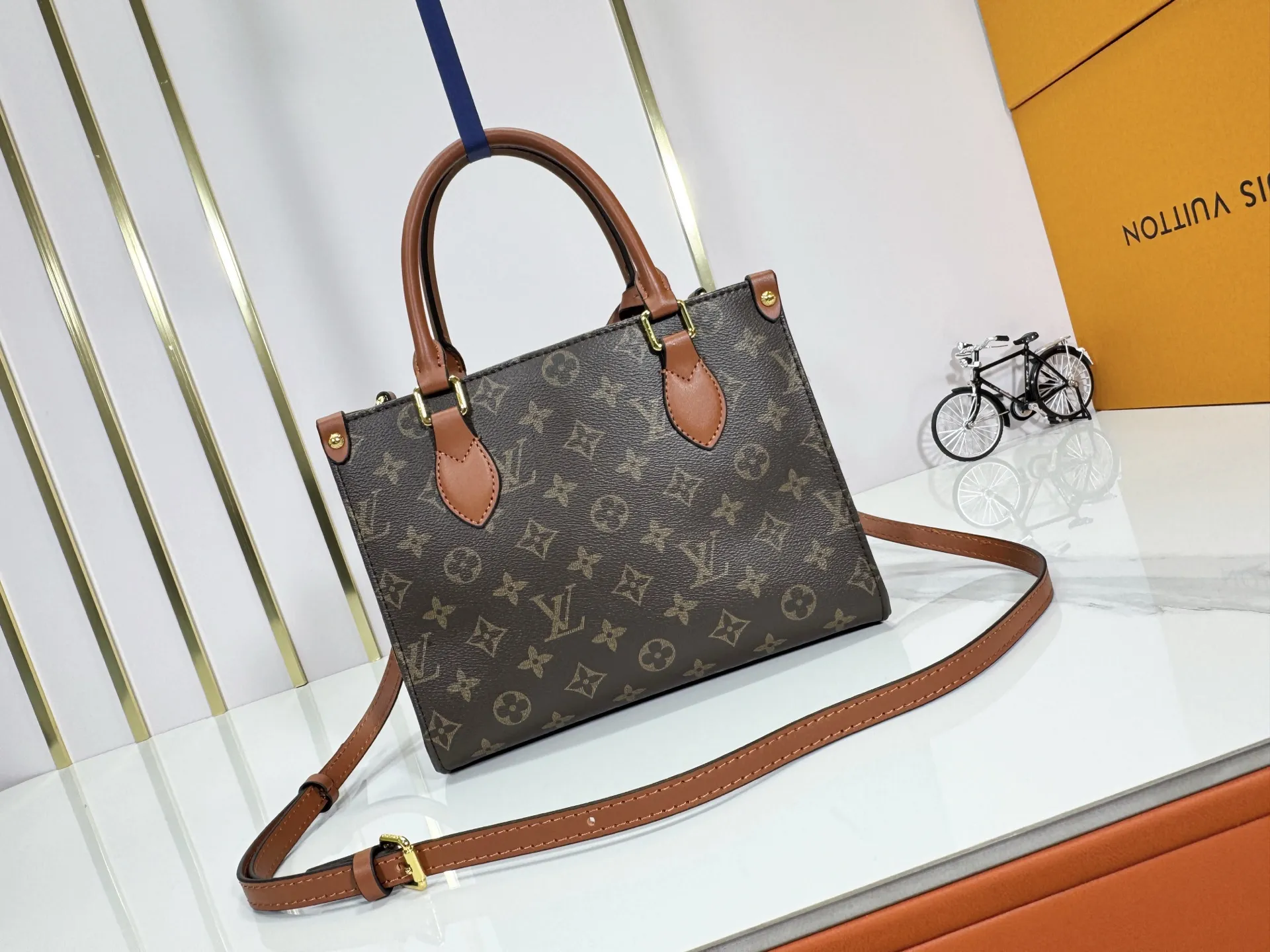 P220 Upgraded original M14235 M45659 M46373 M44571 This Organizer handbag is from the OnTheGo series and is made of Monogram canvas with leather handles and name tags. The spacious interior can accommodate laptops and notepads, and multiple pockets allow for organized storage, making it a great companion for urban life. Dimensions: 25.0 x 19.0 x 11.5 cm (length x height x width)