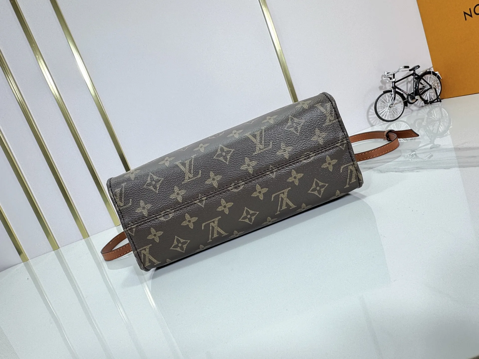 P220 Upgraded original M14235 M45659 M46373 M44571 This Organizer handbag is from the OnTheGo series and is made of Monogram canvas with leather handles and name tags. The spacious interior can accommodate laptops and notepads, and multiple pockets allow for organized storage, making it a great companion for urban life. Dimensions: 25.0 x 19.0 x 11.5 cm (length x height x width)
