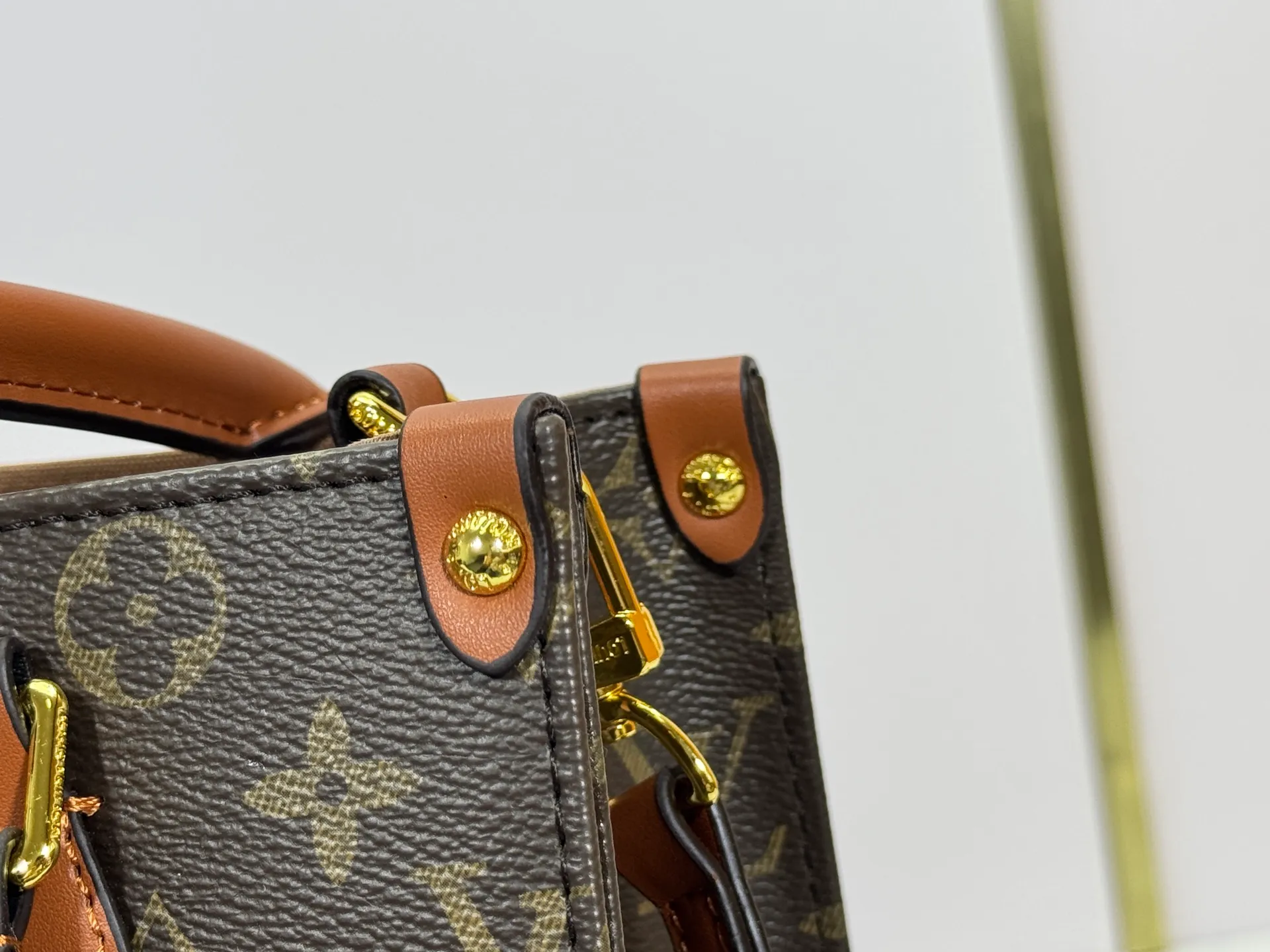 P220 Upgraded original M14235 M45659 M46373 M44571 This Organizer handbag is from the OnTheGo series and is made of Monogram canvas with leather handles and name tags. The spacious interior can accommodate laptops and notepads, and multiple pockets allow for organized storage, making it a great companion for urban life. Dimensions: 25.0 x 19.0 x 11.5 cm (length x height x width)