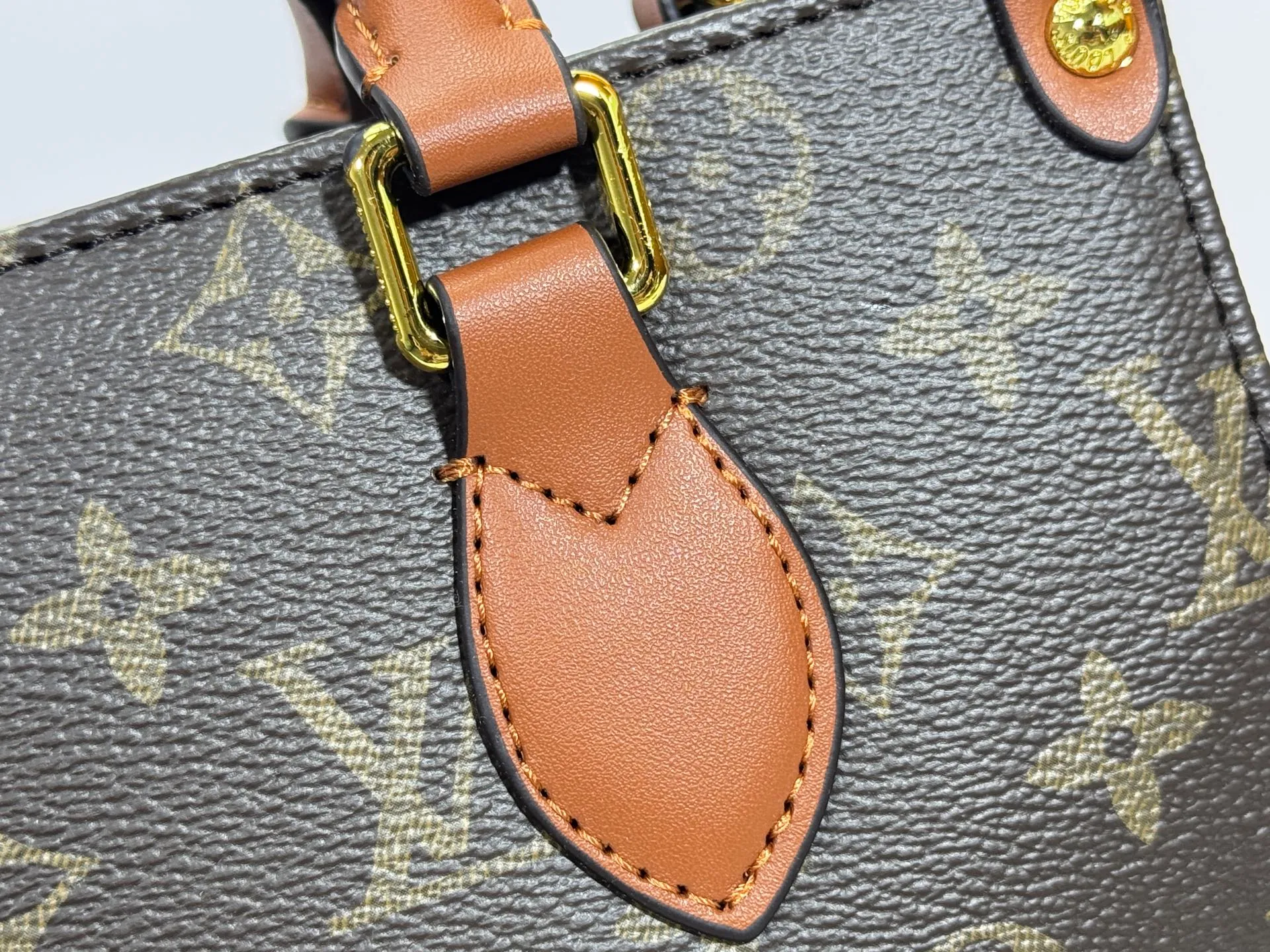 P220 Upgraded original M14235 M45659 M46373 M44571 This Organizer handbag is from the OnTheGo series and is made of Monogram canvas with leather handles and name tags. The spacious interior can accommodate laptops and notepads, and multiple pockets allow for organized storage, making it a great companion for urban life. Dimensions: 25.0 x 19.0 x 11.5 cm (length x height x width)