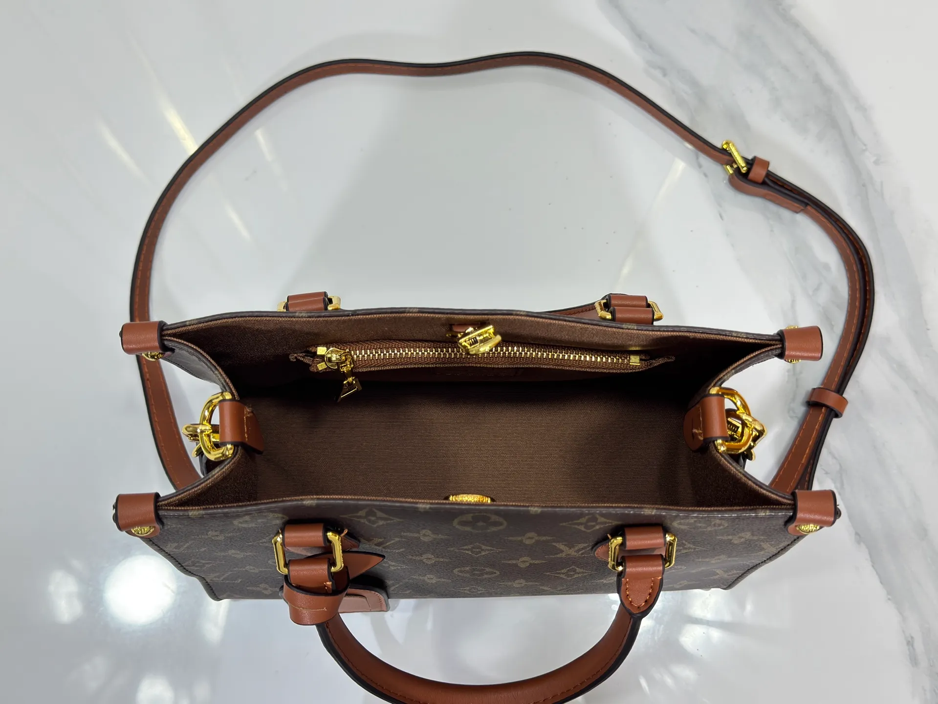 P220 Upgraded original M14235 M45659 M46373 M44571 This Organizer handbag is from the OnTheGo series and is made of Monogram canvas with leather handles and name tags. The spacious interior can accommodate laptops and notepads, and multiple pockets allow for organized storage, making it a great companion for urban life. Dimensions: 25.0 x 19.0 x 11.5 cm (length x height x width)