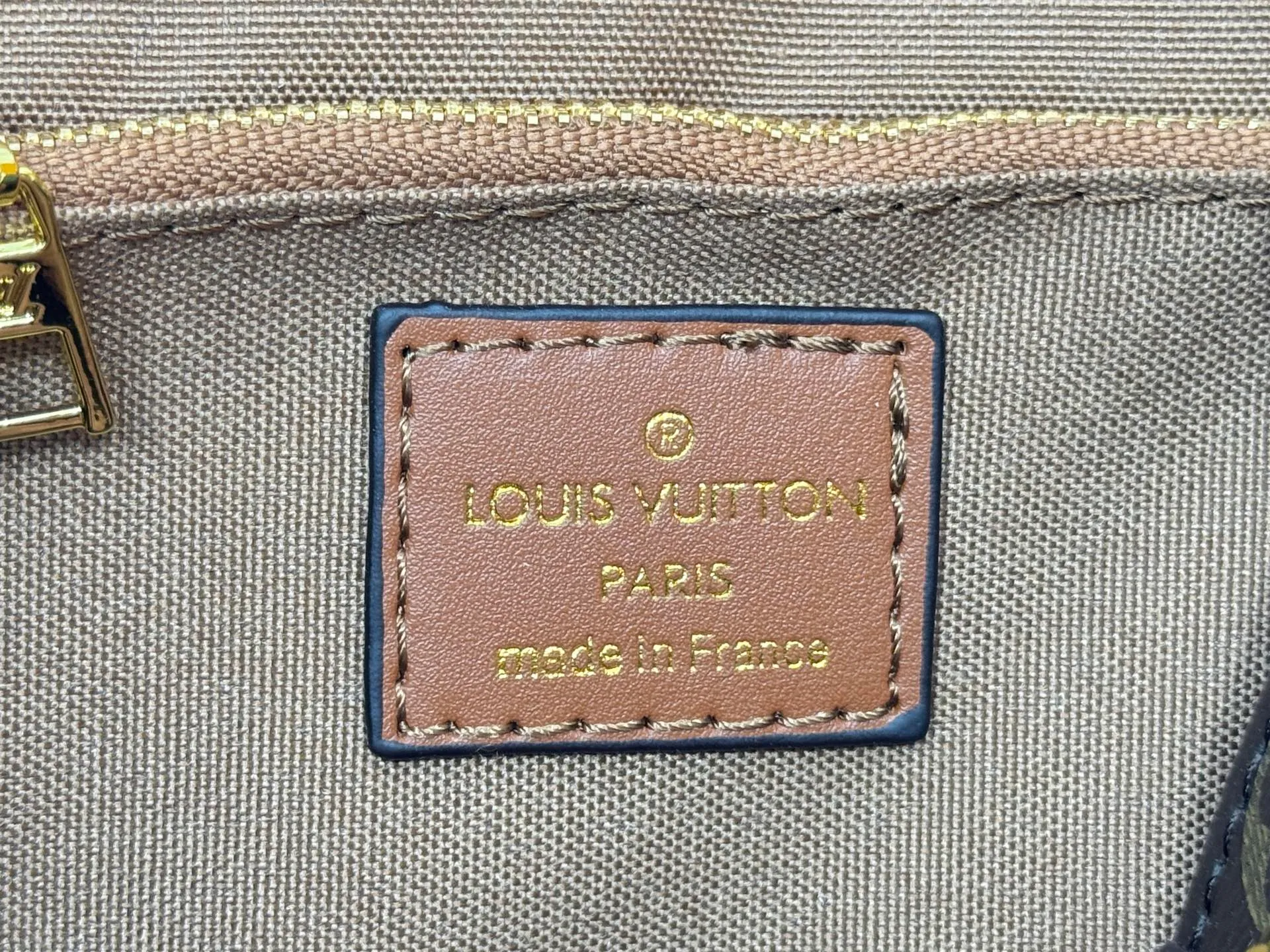 P220 Upgraded original M14235 M45659 M46373 M44571 This Organizer handbag is from the OnTheGo series and is made of Monogram canvas with leather handles and name tags. The spacious interior can accommodate laptops and notepads, and multiple pockets allow for organized storage, making it a great companion for urban life. Dimensions: 25.0 x 19.0 x 11.5 cm (length x height x width)