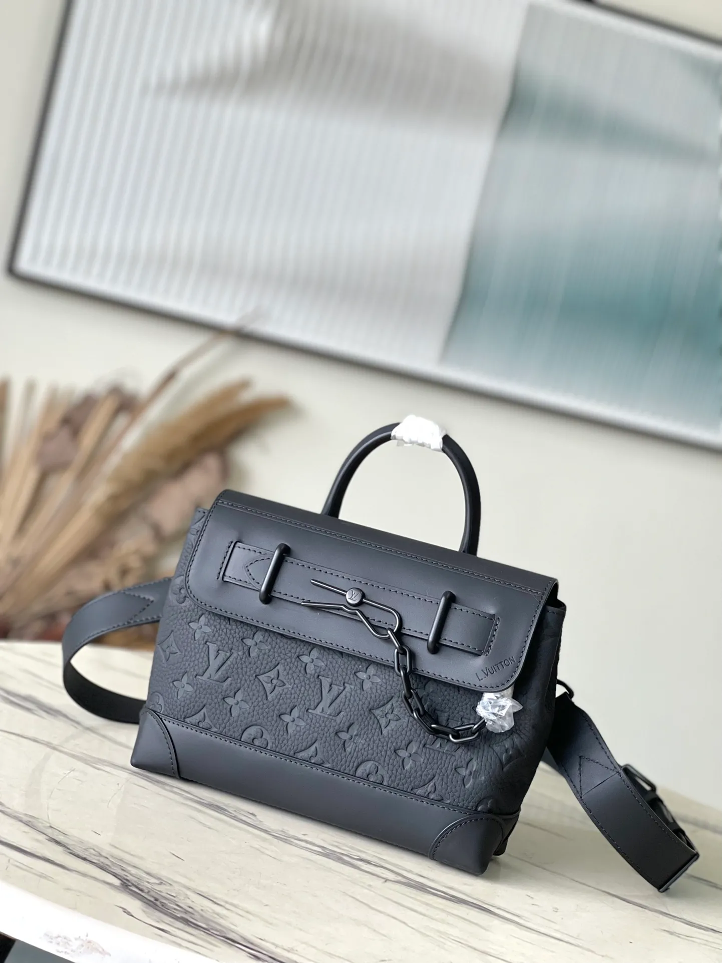 💰1040 (top-grain leather) top original order M24436 This small Steamer handbag is made of soft Monogram embossed Taurillon leather with a signature chain and pin buckle, and returns to the traditional Steamer suitcase design in China. Plenty of space is needed to consider the display function. It can be flexibly switched between multiple carrying modes. Dimensions: 25 × 19 × 8 cm