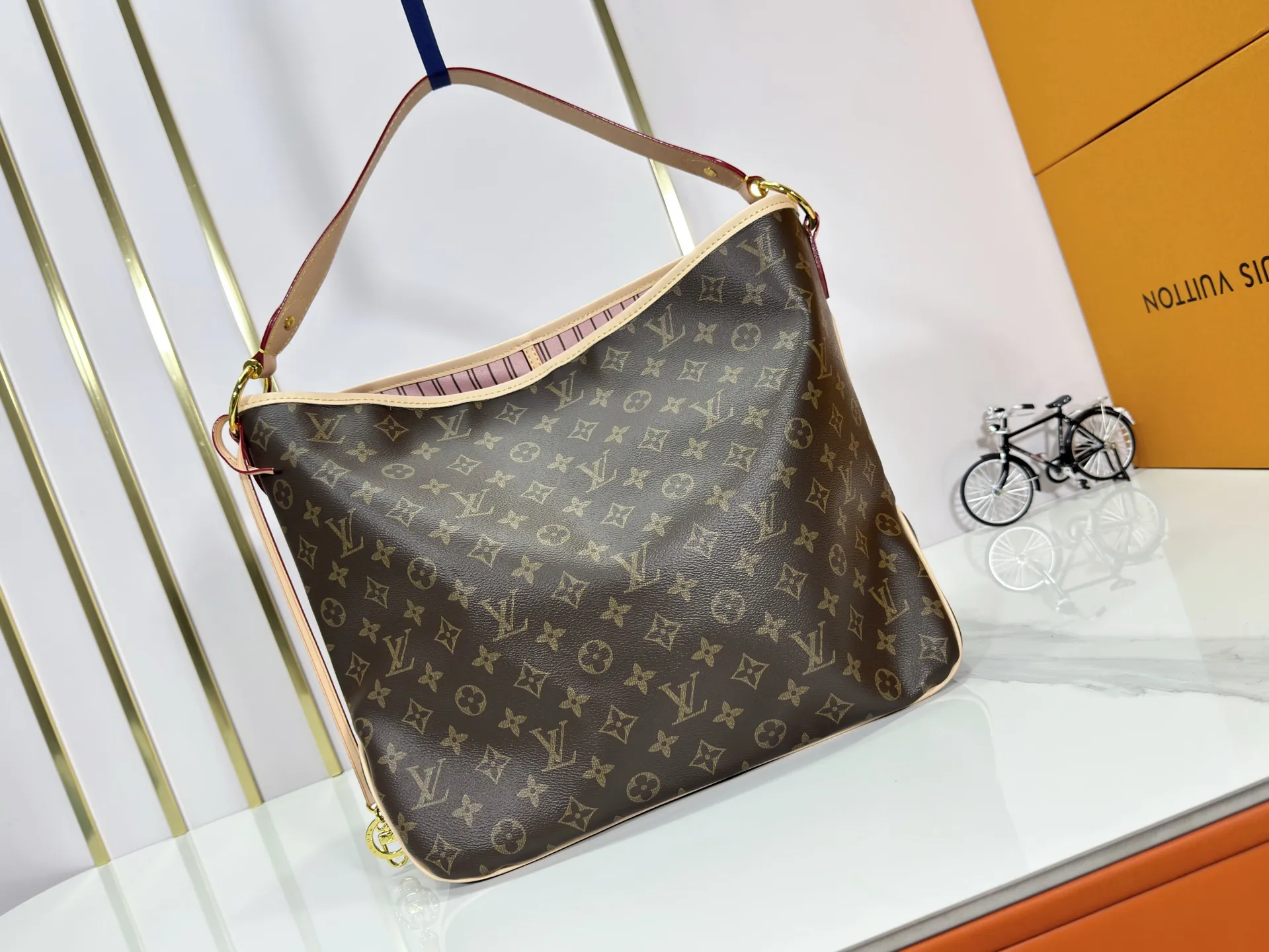 P240 upgraded original M50156 Delightful second-hand version shopping bag! When you spend your workday in the city and your weekend at the beach, you don’t need to change your bag, because this fashionable, summery damier azur canvas calvi bag can be used for both work and beach vacations. This roomy tote features a large opening for easy access, convenient compartments and pockets to keep everything organized, and a vibrant garnet fabric lining adds a splash of color for a sunny summer mood. size: 41.0×33.0×15.0 cm.