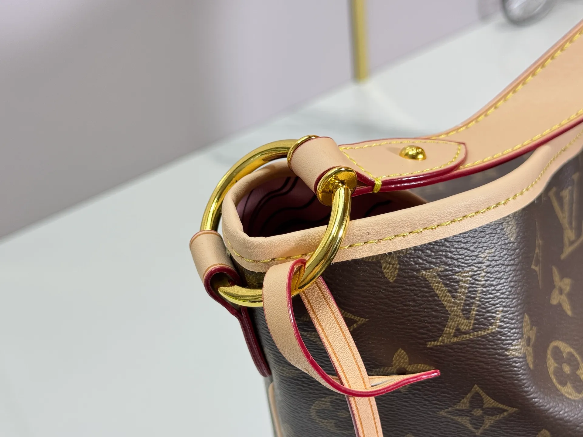 P240 upgraded original M50156 Delightful second-hand version shopping bag! When you spend your workday in the city and your weekend at the beach, you don’t need to change your bag, because this fashionable, summery damier azur canvas calvi bag can be used for both work and beach vacations. This roomy tote features a large opening for easy access, convenient compartments and pockets to keep everything organized, and a vibrant garnet fabric lining adds a splash of color for a sunny summer mood. size: 41.0×33.0×15.0 cm.