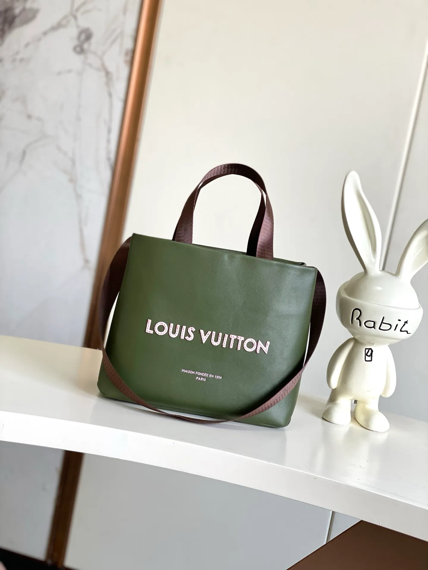 💰980 (first layer of leather) top original single 163 chip M15237 brown M15239, 26193 PHARREL and NIGO collection's joint series top original single This Shopper medium handbag draws inspiration from Louis Vuitton shopping bags, with the words Louis Vuitton and Maison Fondée En 1854 written on soft cow leather, with a top handle and a detachable shoulder strap. 25x19x11 • Cow leather • Cow leather trim • Textile lining • Metal hardware • Musketon closure • Main compartment • Zip pocket • Double patch pockets • Handles: Double handle
