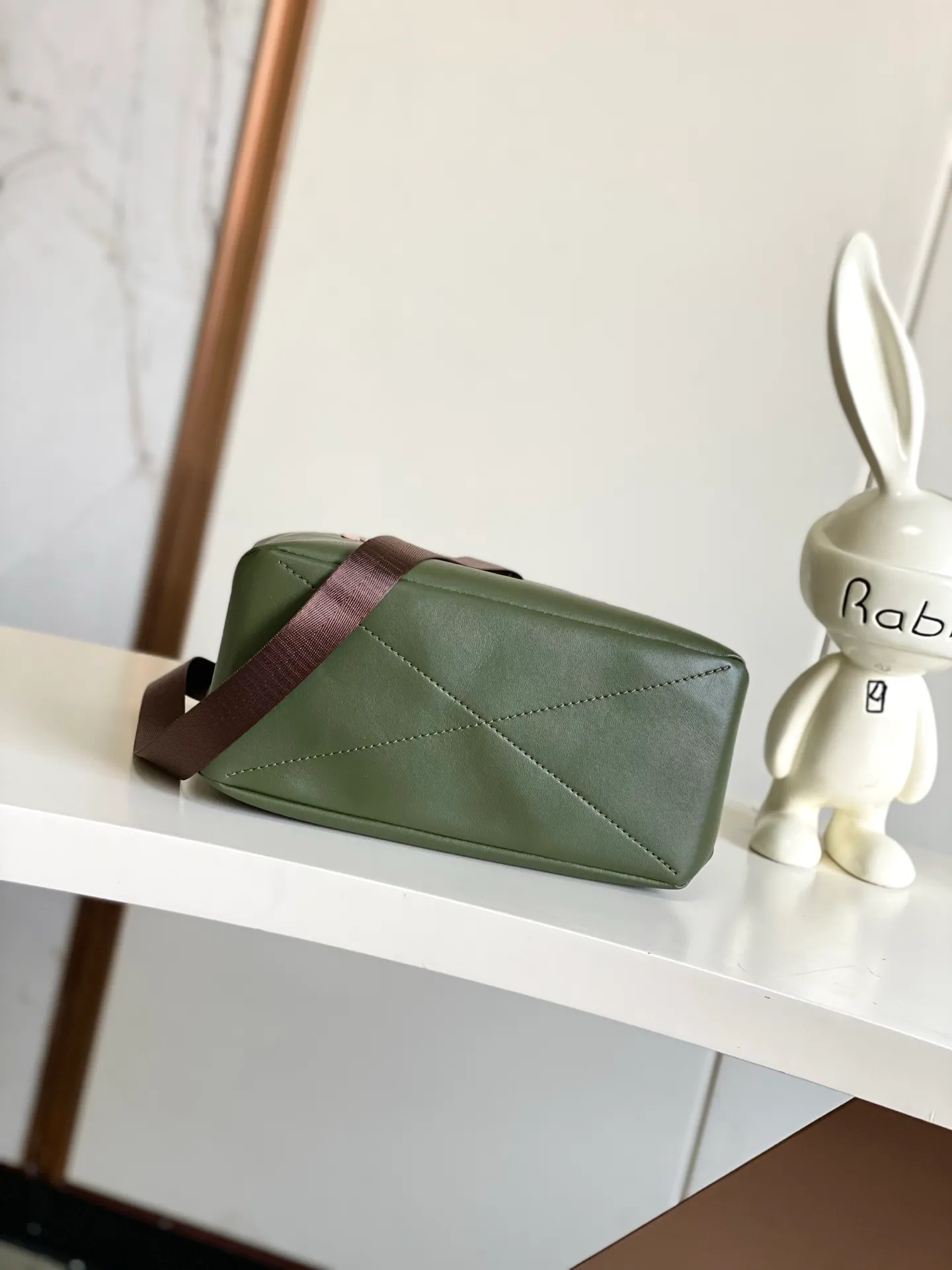 💰980 (first layer of leather) top original single 163 chip M15237 brown M15239, 26193 PHARREL and NIGO collection's joint series top original single This Shopper medium handbag draws inspiration from Louis Vuitton shopping bags, with the words Louis Vuitton and Maison Fondée En 1854 written on soft cow leather, with a top handle and a detachable shoulder strap. 25x19x11 • Cow leather • Cow leather trim • Textile lining • Metal hardware • Musketon closure • Main compartment • Zip pocket • Double patch pockets • Handles: Double handle