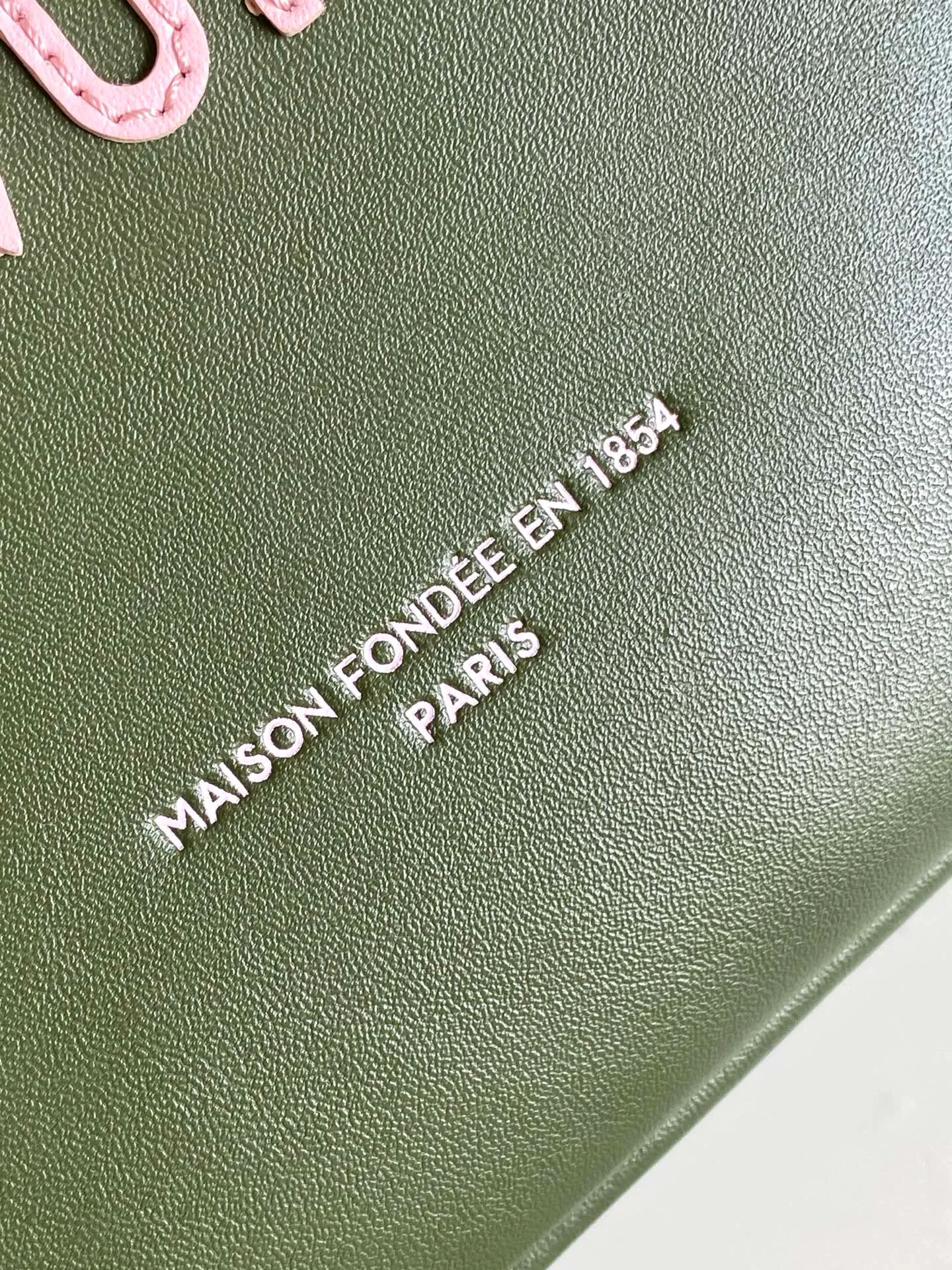 💰980 (first layer of leather) top original single 163 chip M15237 brown M15239, 26193 PHARREL and NIGO collection's joint series top original single This Shopper medium handbag draws inspiration from Louis Vuitton shopping bags, with the words Louis Vuitton and Maison Fondée En 1854 written on soft cow leather, with a top handle and a detachable shoulder strap. 25x19x11 • Cow leather • Cow leather trim • Textile lining • Metal hardware • Musketon closure • Main compartment • Zip pocket • Double patch pockets • Handles: Double handle