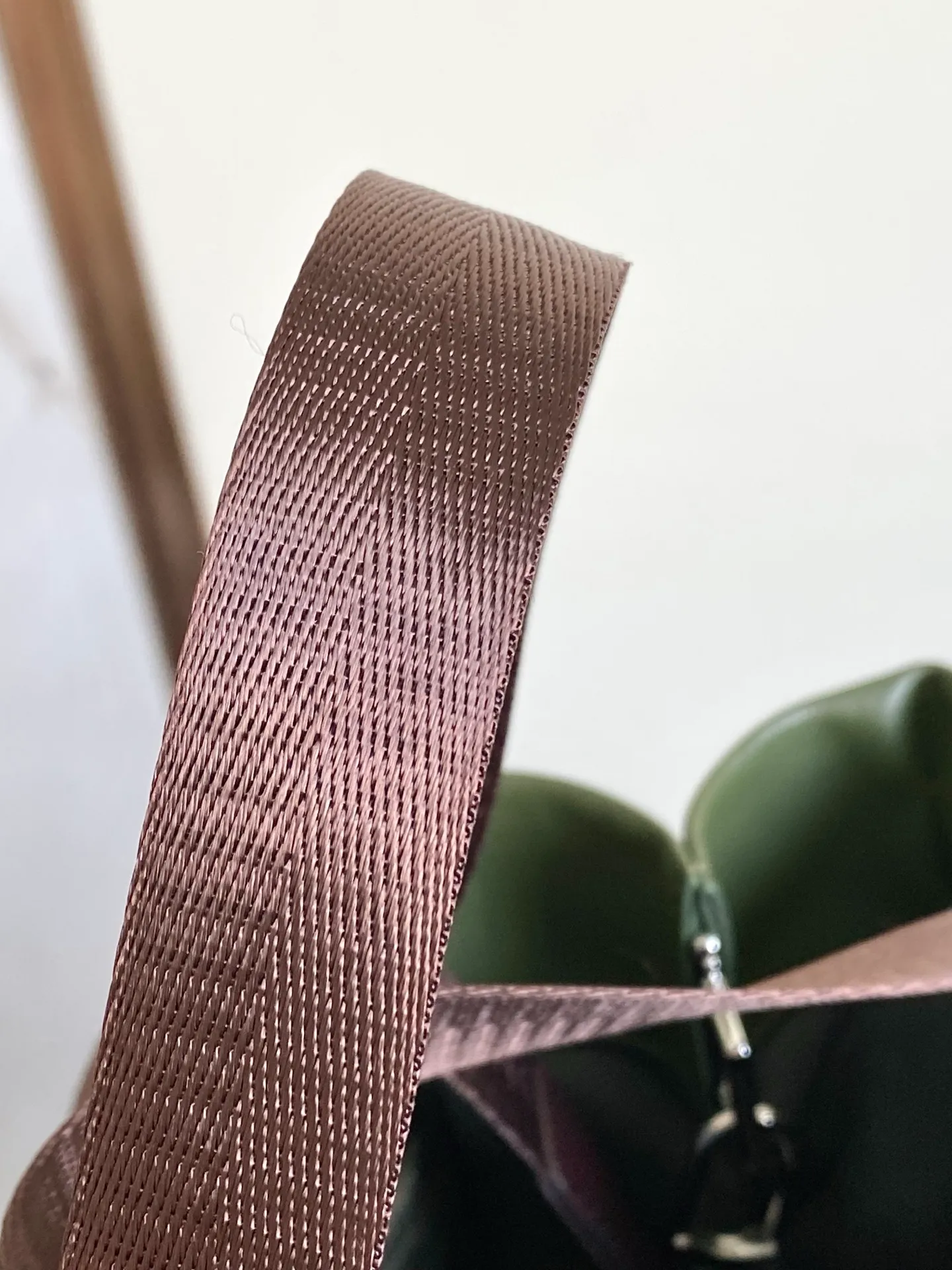 💰980 (first layer of leather) top original single 163 chip M15237 brown M15239, 26193 PHARREL and NIGO collection's joint series top original single This Shopper medium handbag draws inspiration from Louis Vuitton shopping bags, with the words Louis Vuitton and Maison Fondée En 1854 written on soft cow leather, with a top handle and a detachable shoulder strap. 25x19x11 • Cow leather • Cow leather trim • Textile lining • Metal hardware • Musketon closure • Main compartment • Zip pocket • Double patch pockets • Handles: Double handle