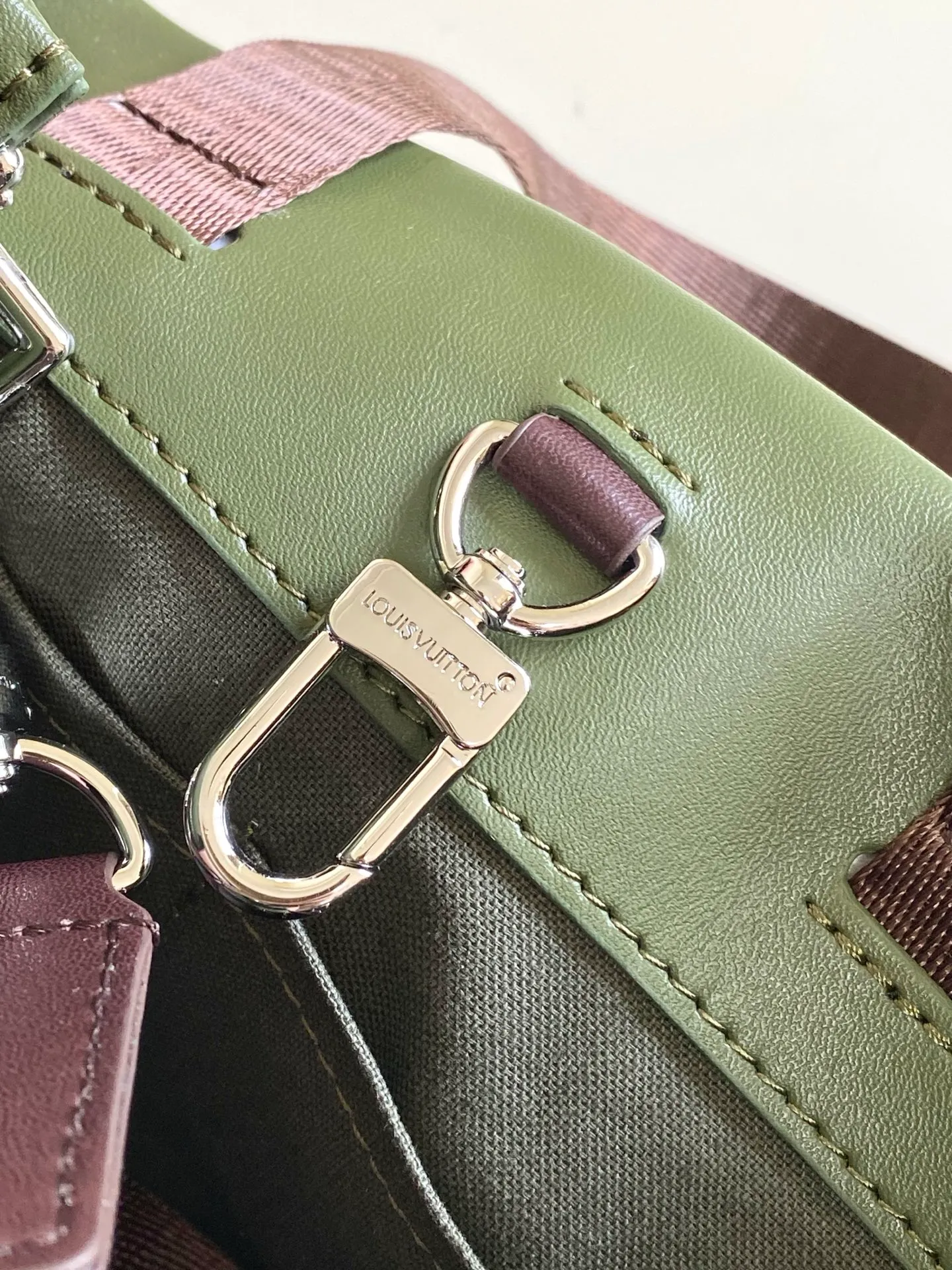 💰980 (first layer of leather) top original single 163 chip M15237 brown M15239, 26193 PHARREL and NIGO collection's joint series top original single This Shopper medium handbag draws inspiration from Louis Vuitton shopping bags, with the words Louis Vuitton and Maison Fondée En 1854 written on soft cow leather, with a top handle and a detachable shoulder strap. 25x19x11 • Cow leather • Cow leather trim • Textile lining • Metal hardware • Musketon closure • Main compartment • Zip pocket • Double patch pockets • Handles: Double handle