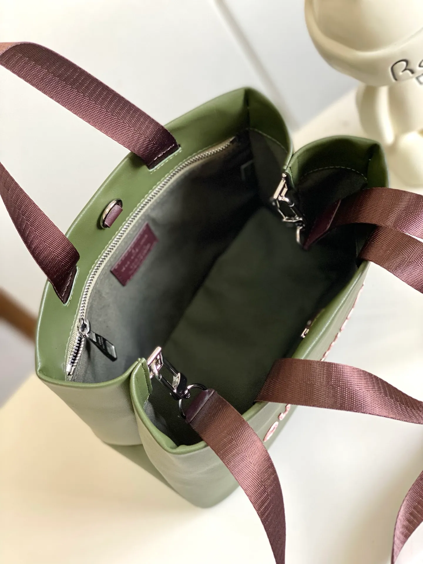 💰980 (first layer of leather) top original single 163 chip M15237 brown M15239, 26193 PHARREL and NIGO collection's joint series top original single This Shopper medium handbag draws inspiration from Louis Vuitton shopping bags, with the words Louis Vuitton and Maison Fondée En 1854 written on soft cow leather, with a top handle and a detachable shoulder strap. 25x19x11 • Cow leather • Cow leather trim • Textile lining • Metal hardware • Musketon closure • Main compartment • Zip pocket • Double patch pockets • Handles: Double handle