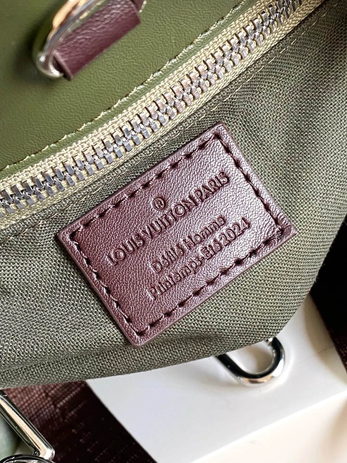 💰980 (first layer of leather) top original single 163 chip M15237 brown M15239, 26193 PHARREL and NIGO collection's joint series top original single This Shopper medium handbag draws inspiration from Louis Vuitton shopping bags, with the words Louis Vuitton and Maison Fondée En 1854 written on soft cow leather, with a top handle and a detachable shoulder strap. 25x19x11 • Cow leather • Cow leather trim • Textile lining • Metal hardware • Musketon closure • Main compartment • Zip pocket • Double patch pockets • Handles: Double handle