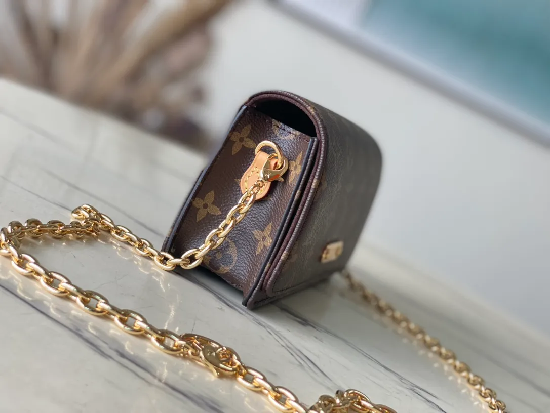 💰640 Top Original Order M82509 Presbyopia Chain Bag Woc Series LiLy Woc Handbag Monogram canvas chain Lily wallet combines a stylish rectangle with a subtle retro look. The flap features a gold-tone plaque and is accented with rivets for multiple ways to carry it. Dimensions: 20.5×10×3.5 cm.