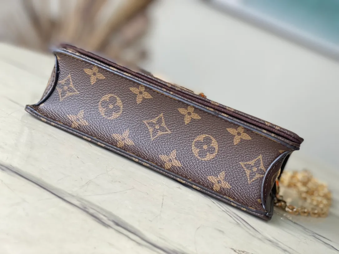 💰640 Top Original Order M82509 Presbyopia Chain Bag Woc Series LiLy Woc Handbag Monogram canvas chain Lily wallet combines a stylish rectangle with a subtle retro look. The flap features a gold-tone plaque and is accented with rivets for multiple ways to carry it. Dimensions: 20.5×10×3.5 cm.