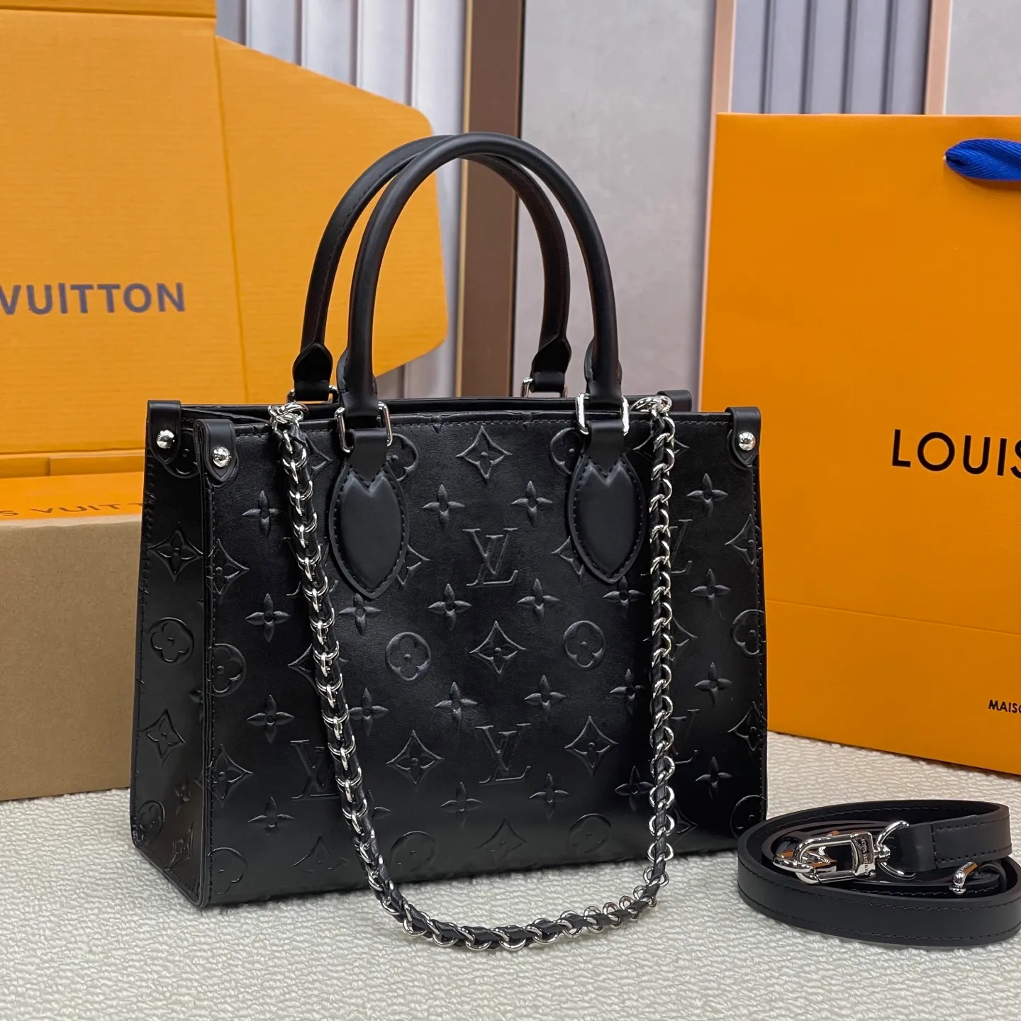 [Upgraded version] P540🐶New catwalk model for cabinets🐶Upgraded version. High quality. Comes with complete packaging [ONTHEGO small handbag] Model m14576 Black (embossed pattern) This OnTheGo small handbag comes from the Monogram Bold series and highlights the 2025 spring and summer show with its neat configuration. The Monogram embossed leather bag features dazzling metal hardware and a detachable braided chain. It has ample space to accommodate daily essentials, making it a perfect choice for urban commuting and weekend outings. Dimensions: 19 x 11.5 x 25 cm.