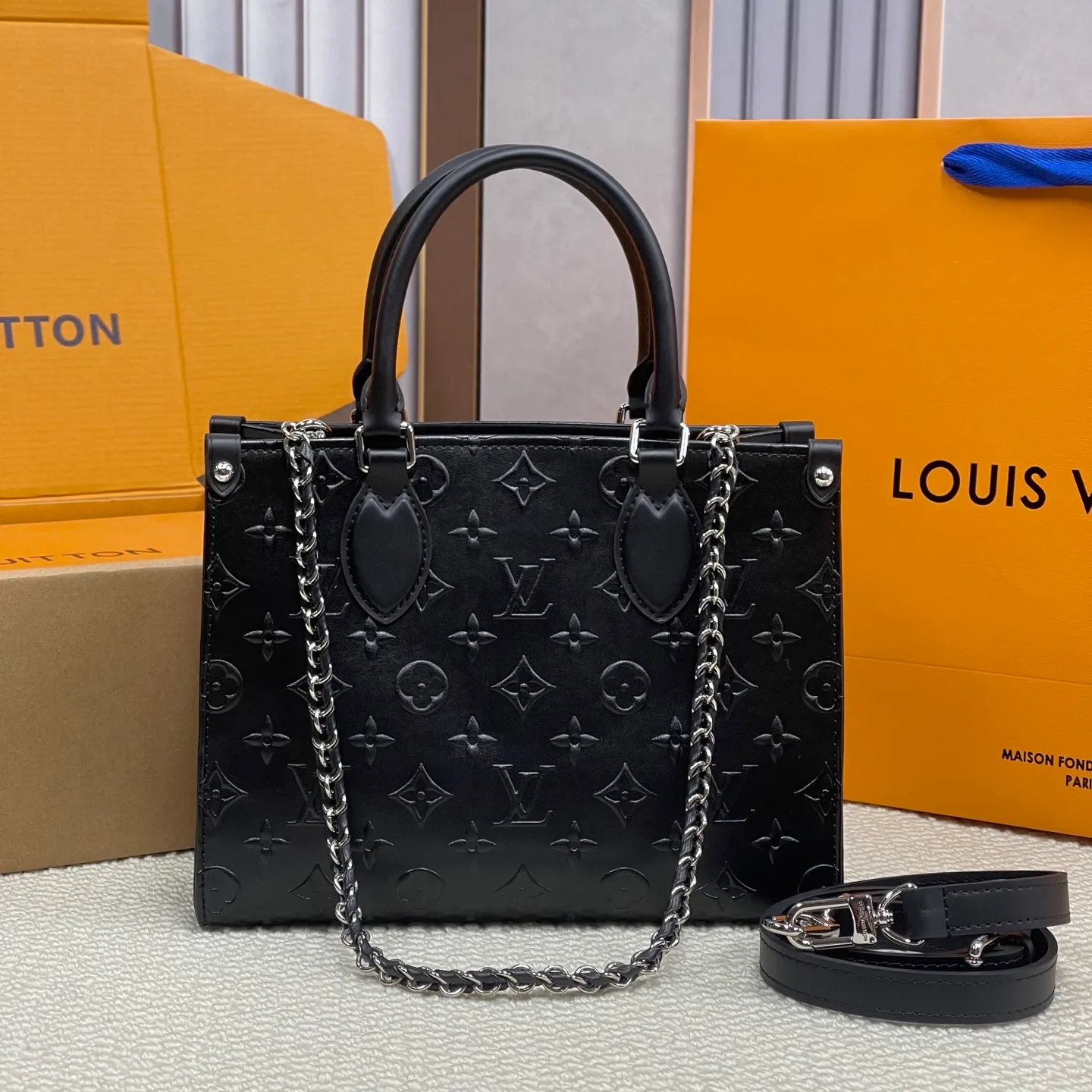[Upgraded version] P540🐶New catwalk model for cabinets🐶Upgraded version. High quality. Comes with complete packaging [ONTHEGO small handbag] Model m14576 Black (embossed pattern) This OnTheGo small handbag comes from the Monogram Bold series and highlights the 2025 spring and summer show with its neat configuration. The Monogram embossed leather bag features dazzling metal hardware and a detachable braided chain. It has ample space to accommodate daily essentials, making it a perfect choice for urban commuting and weekend outings. Dimensions: 19 x 11.5 x 25 cm.