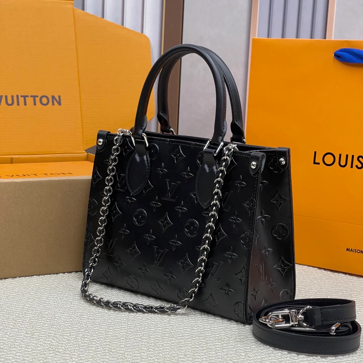 [Upgraded version] P540🐶New catwalk model for cabinets🐶Upgraded version. High quality. Comes with complete packaging [ONTHEGO small handbag] Model m14576 Black (embossed pattern) This OnTheGo small handbag comes from the Monogram Bold series and highlights the 2025 spring and summer show with its neat configuration. The Monogram embossed leather bag features dazzling metal hardware and a detachable braided chain. It has ample space to accommodate daily essentials, making it a perfect choice for urban commuting and weekend outings. Dimensions: 19 x 11.5 x 25 cm.
